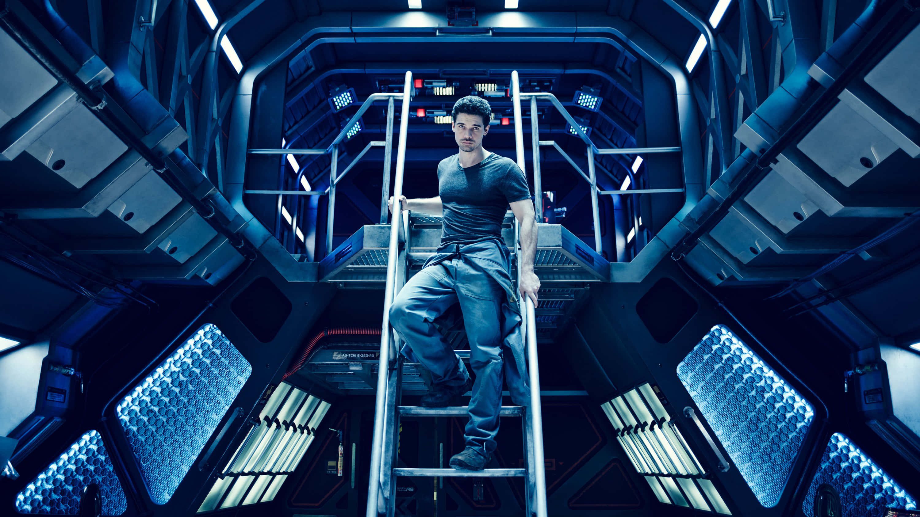 the expanse 桌布 壁紙 — 一名身穿深色襯衫和褲子的男子坐在未來派太空船內的金屬梯子上，太空船有發光的藍色面板和金屬牆壁。