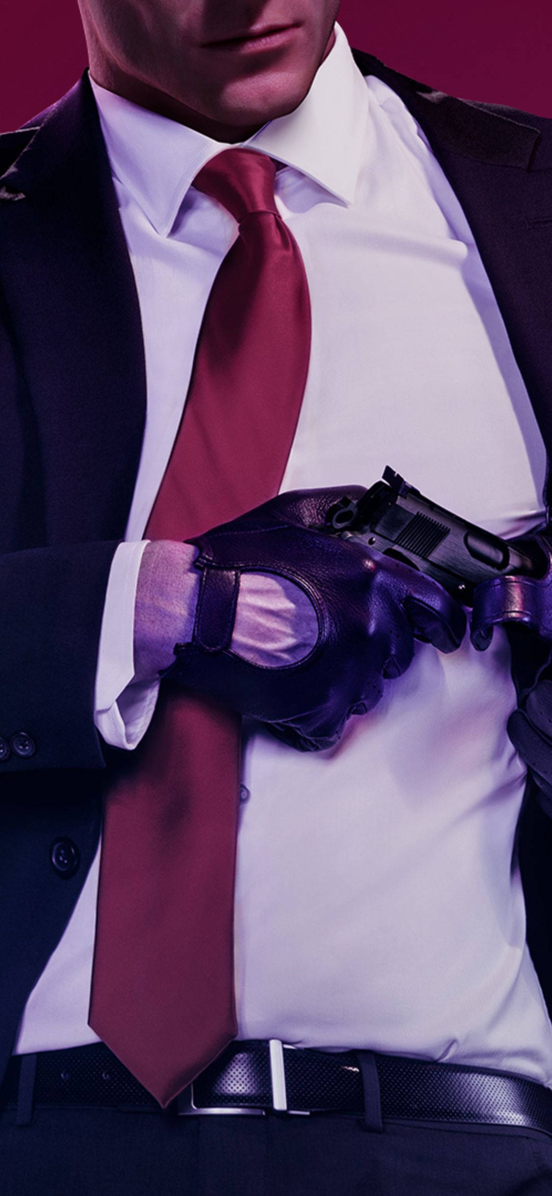 hitman iPhone 桌布 壁紙 — 一名身穿深色西裝和紅色領帶的男子，戴著手套的手握著一把手槍，背景為深洋紅色。