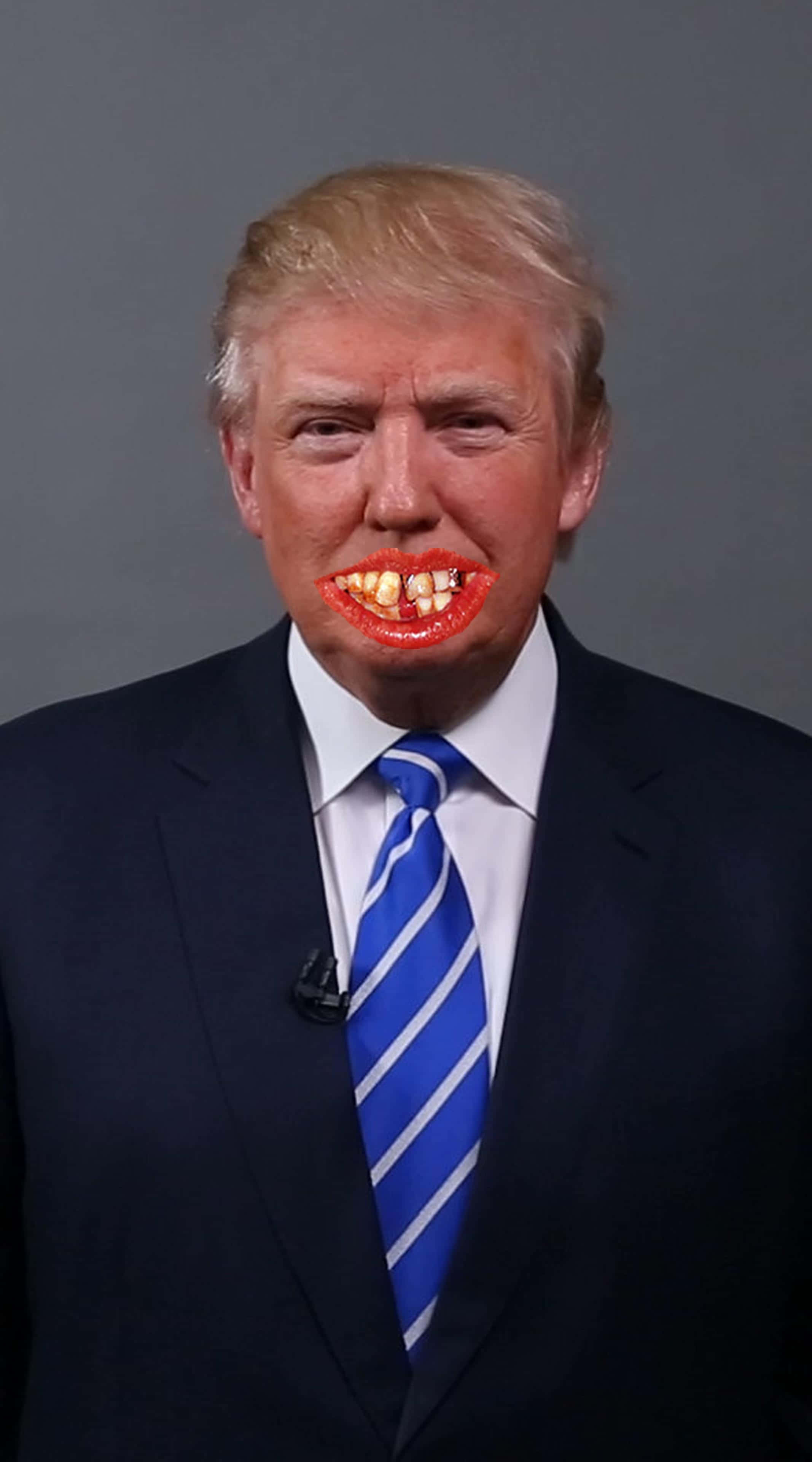 donald trump 桌布 壁紙 — 一名身穿深色西裝和藍色條紋領帶的男子，擁有經數位修改的鮮紅色嘴唇和可見的牙齒。