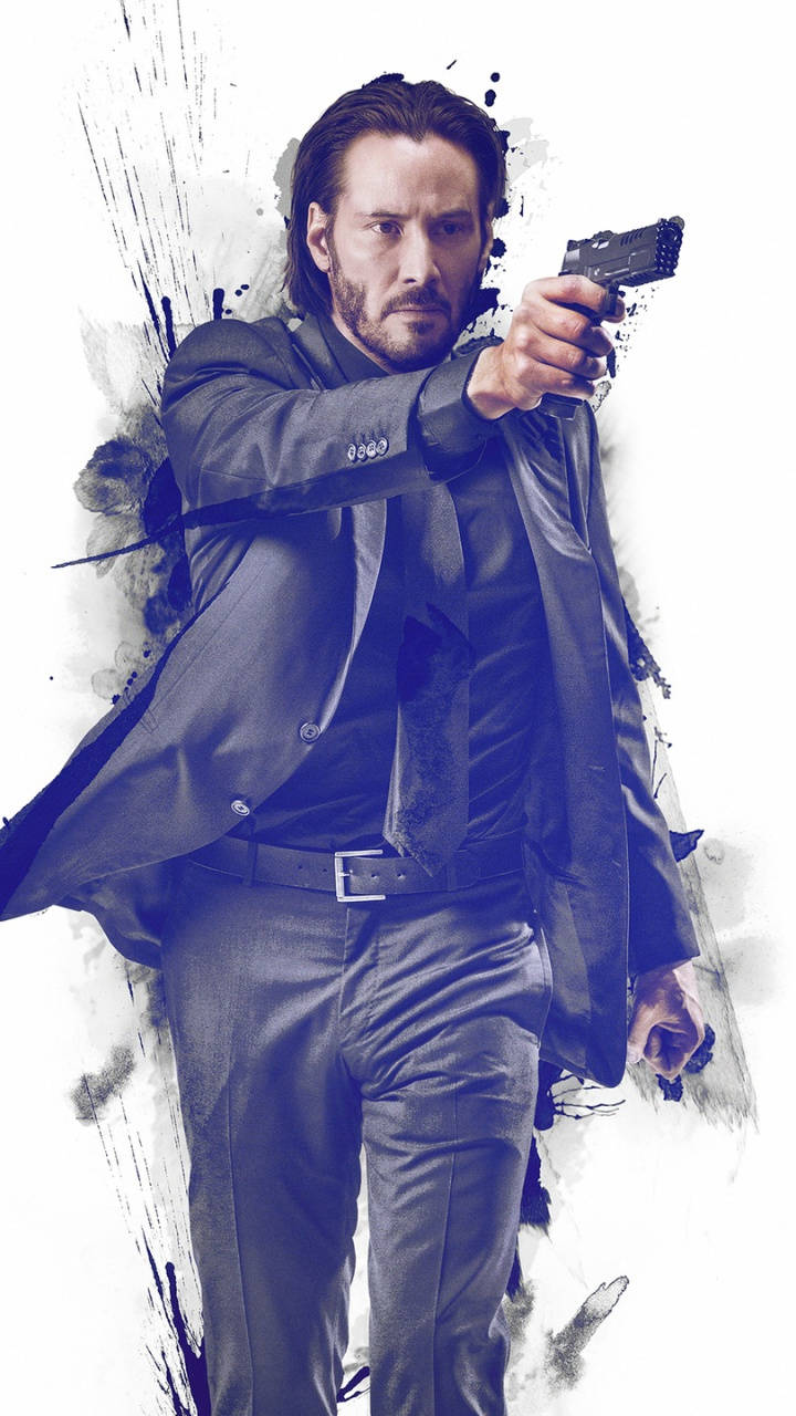 John Wick 桌布 壁紙 — 一名身穿深色西裝的男子，在濺滿墨跡的純白背景前，全神貫注地瞄準手槍。