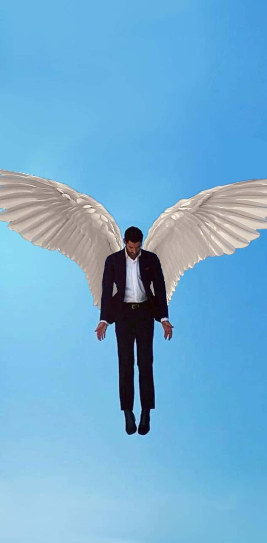 Lucifer Wings 桌布 壁紙 — 一名身穿深色西裝的男子，帶著巨大的白色天使翅膀，在清澈的藍天中寧靜地漂浮。