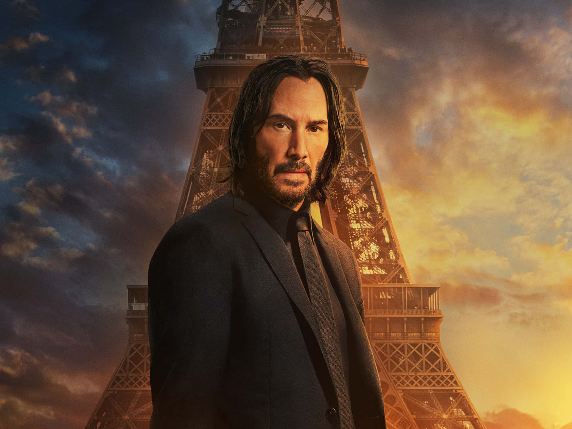 穿西裝男子站在夕陽下的艾菲爾鐵塔前 — John Wick 壁紙
