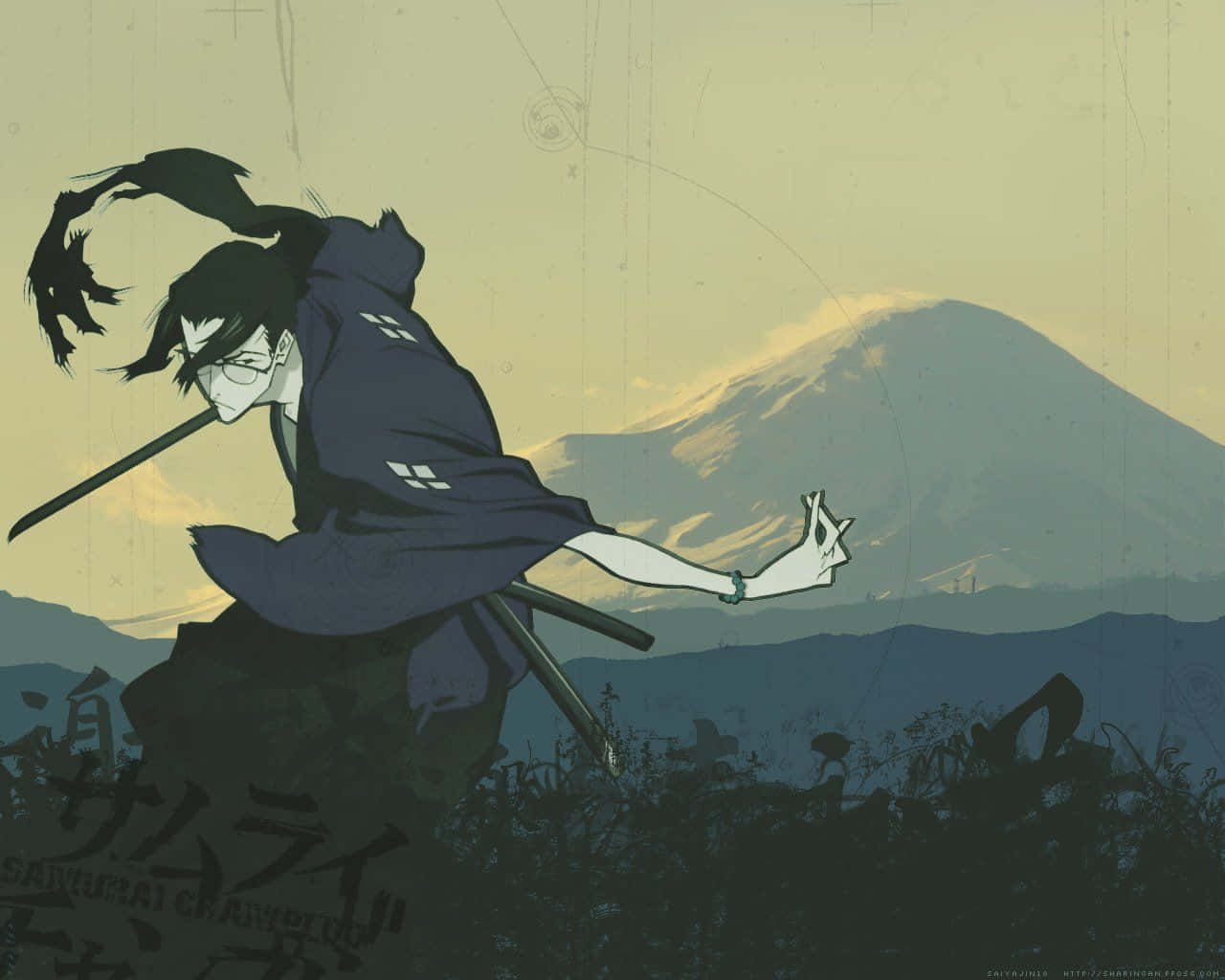 Samurai Champloo 桌布 壁紙 — 一名身穿深色長袍的武士戰士，在朦朧的金色天空下，以富士山為背景，拔劍擺好姿勢。
