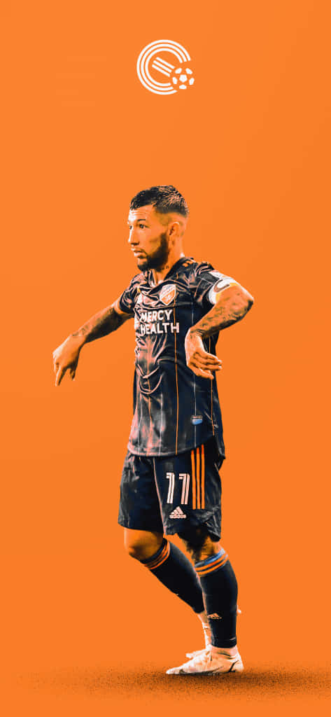 Soccer iPhone 桌布 壁紙 — 一名身穿深藍色球衣、號碼11的足球運動員站在純橙色背景前。