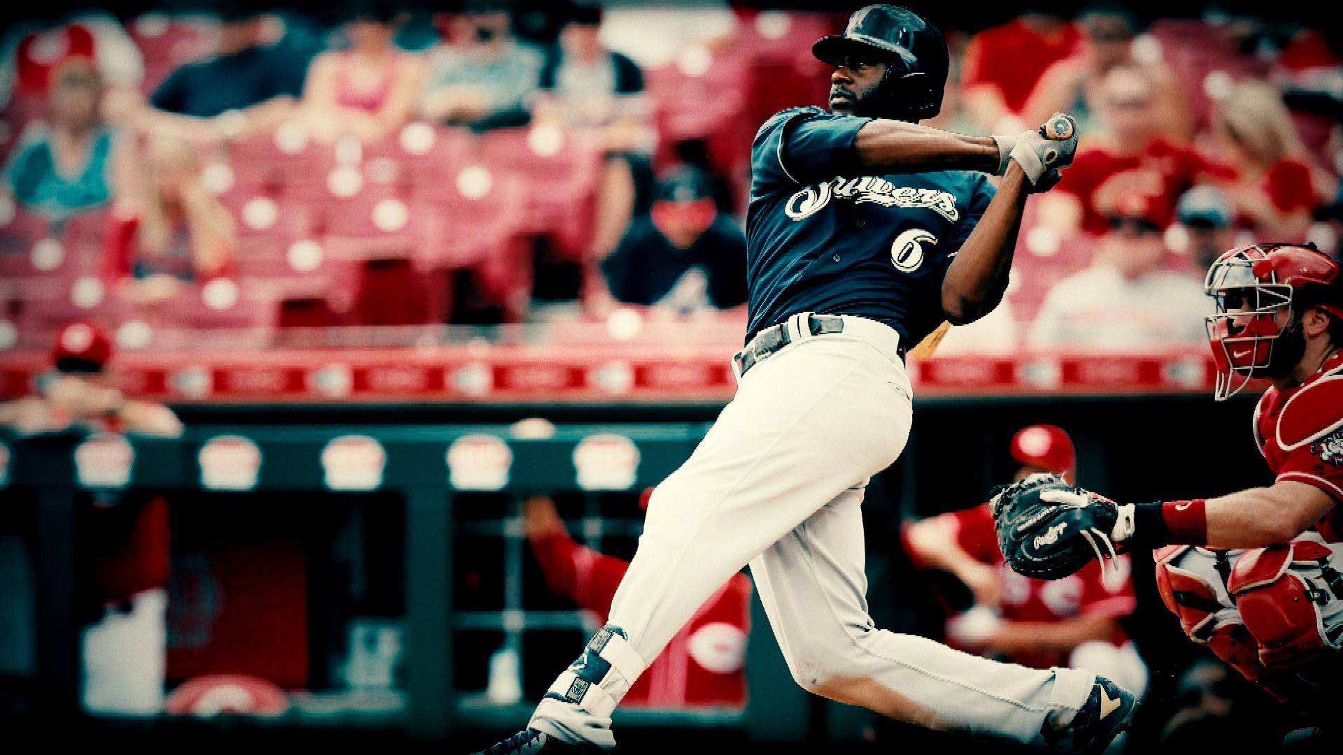 Brewers 桌布 壁紙 — 一名身穿深藍色球衣的棒球運動員在比賽中專注地揮棒，捕手蹲在他身後。