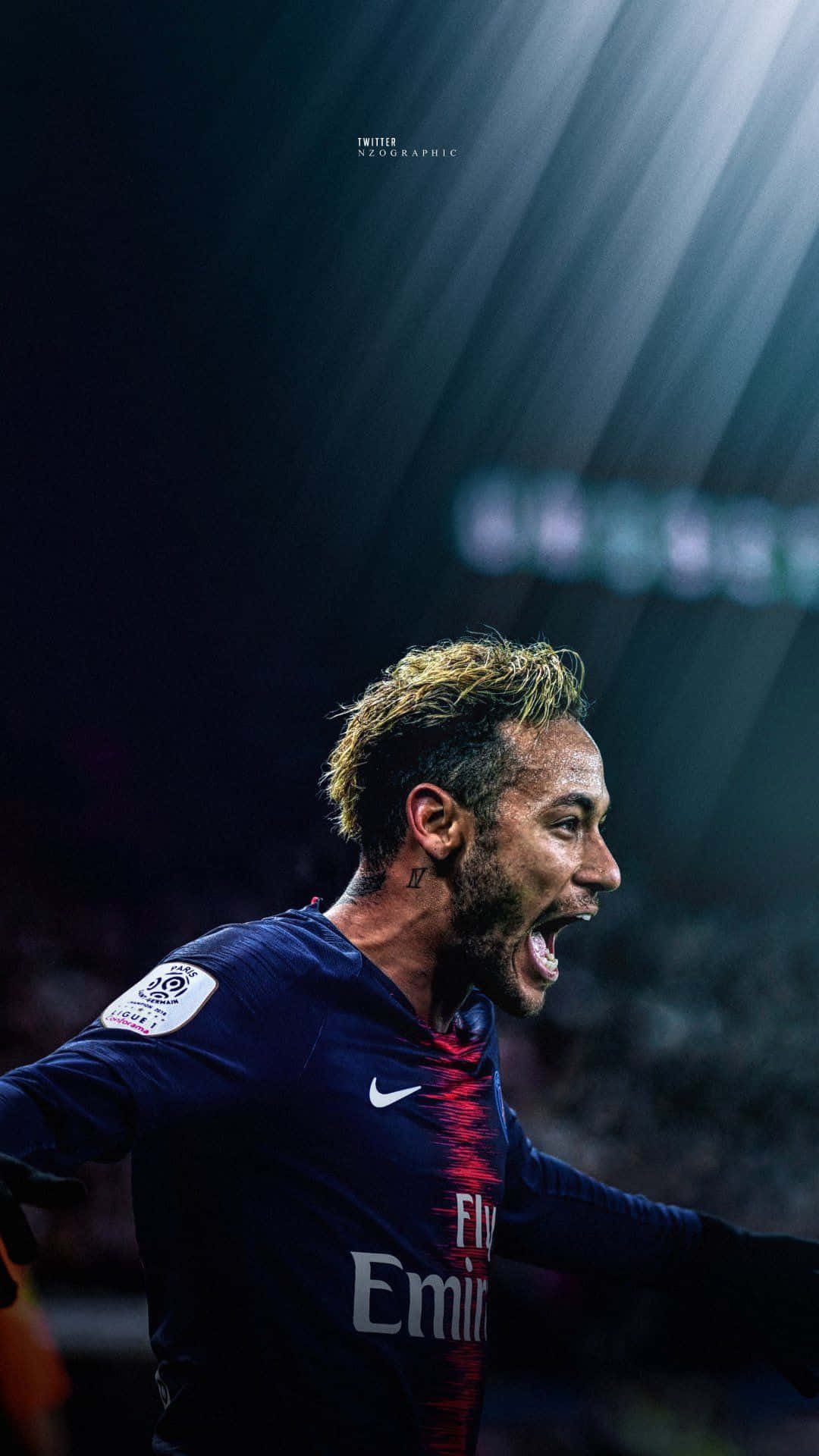Neymar iPhone 桌布 壁紙 — 一名身穿深藍色球衣的足球運動員在戲劇性的體育場燈光下，光線穿過煙霧，發出勝利的咆哮。
