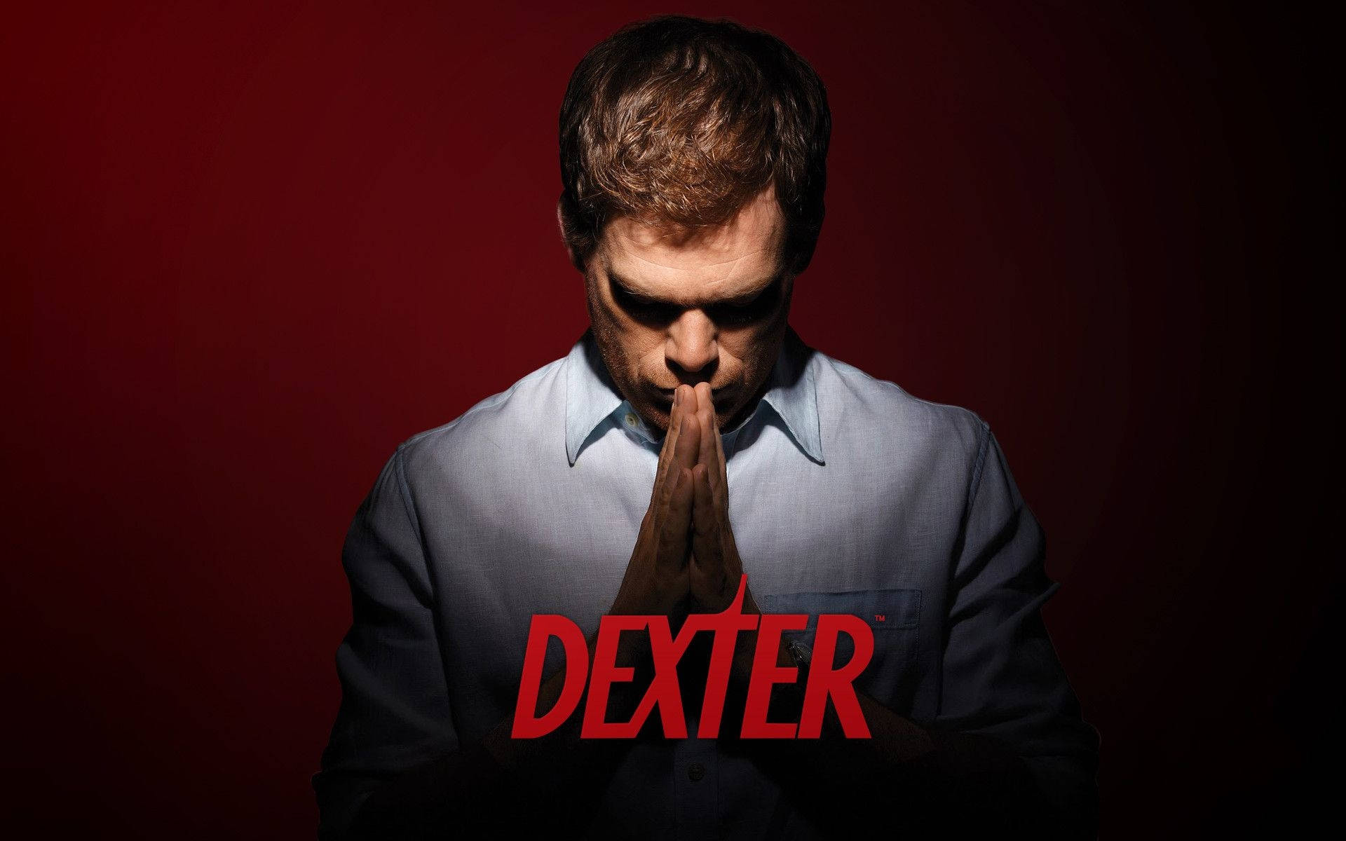 身穿淺色襯衫的男子在紅色背景上雙手合十祈禱，帶有 'Dexter' 文字。 — 神秘 壁紙