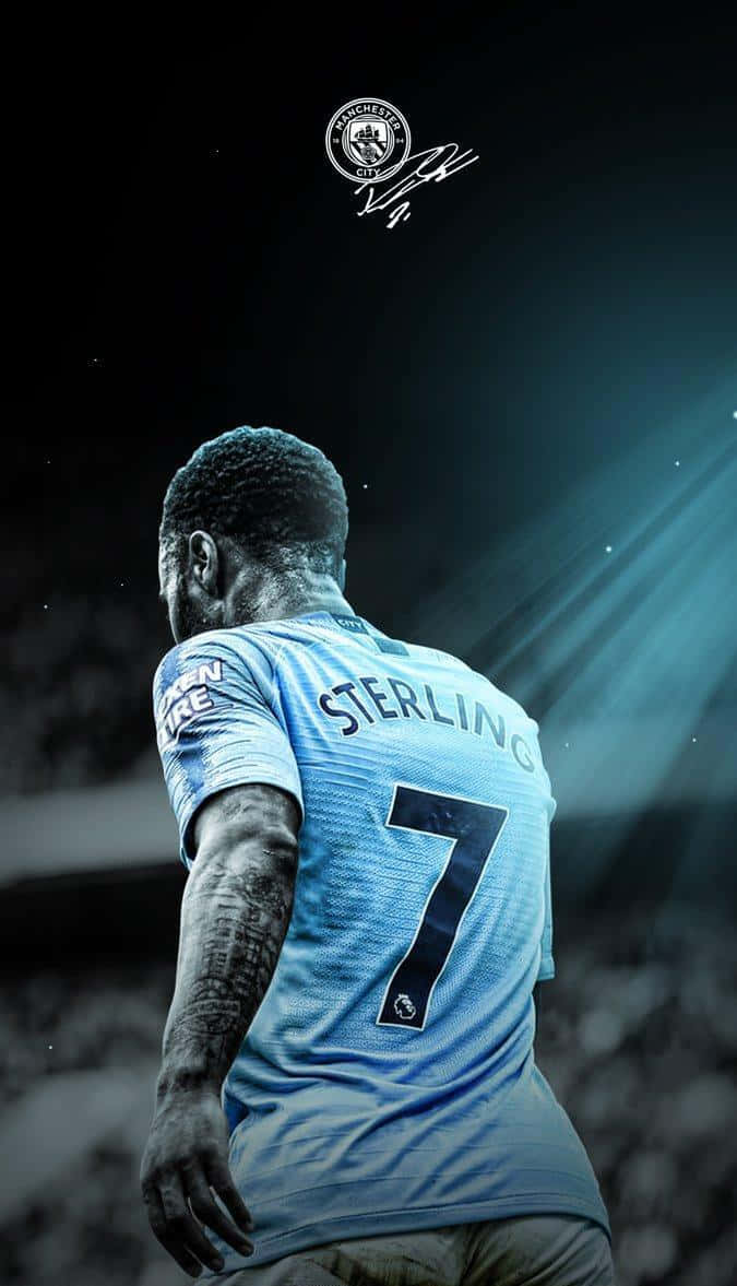 Sterling 桌布 壁紙 — 一名身穿淺藍色曼城球衣、號碼7、名字Sterling的足球員，在球場上戲劇性的聚光燈光束下站立。