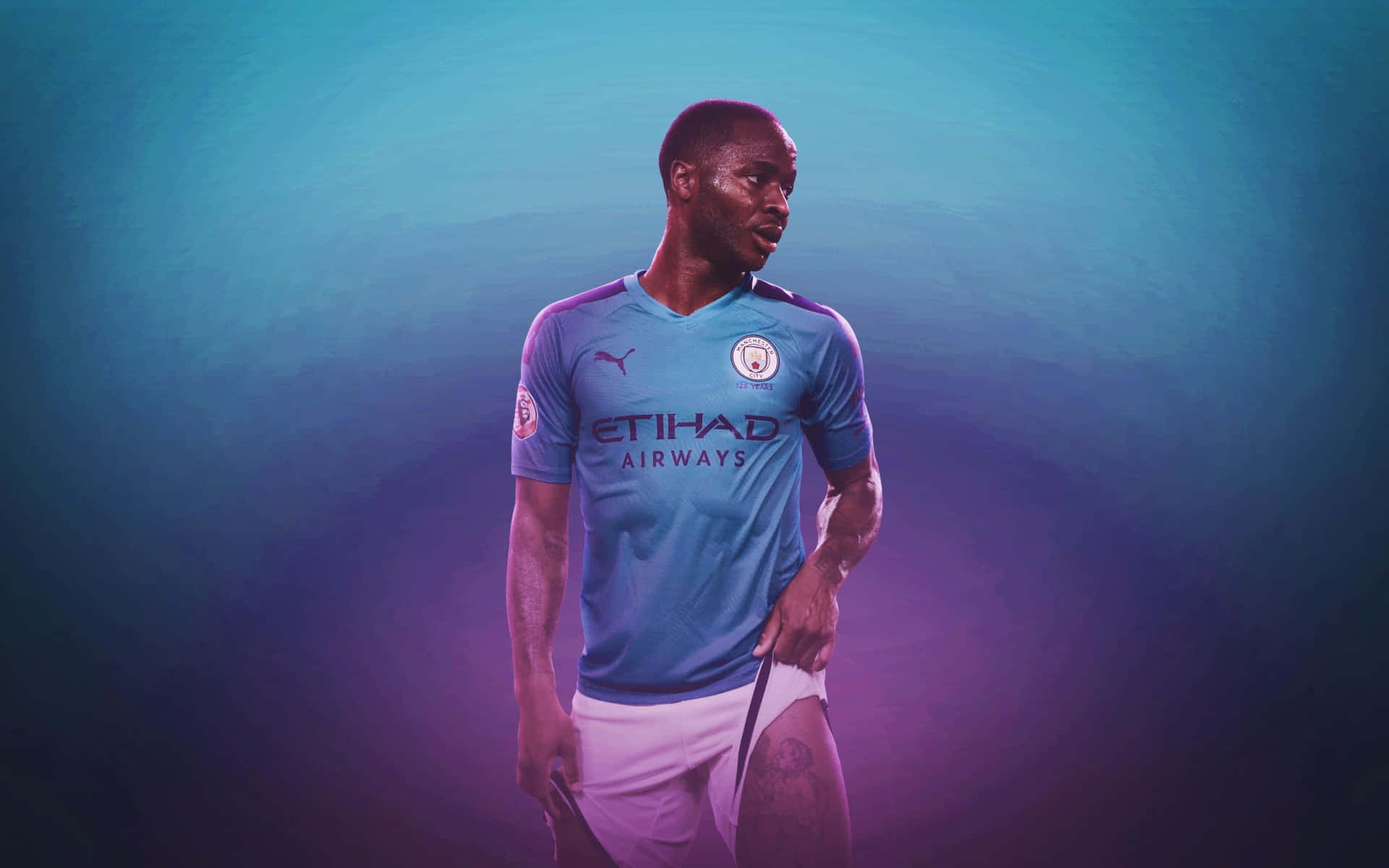 Sterling 桌布 壁紙 — 一名身穿淺藍色曼城球衣的足球員，自信地站在藍紫漸變的攝影棚背景前。