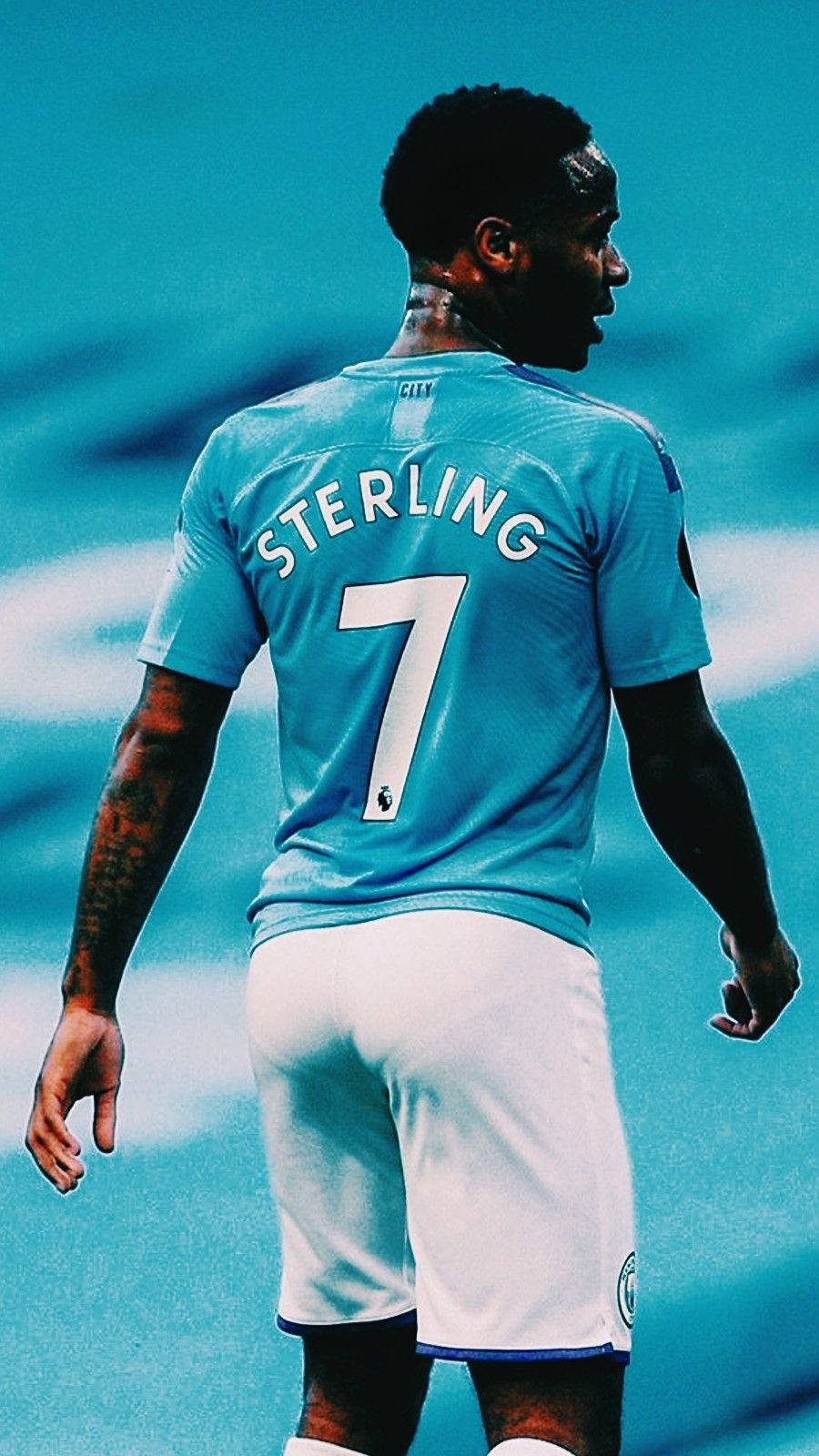 白色 桌布 壁紙 — 一名身穿淺藍色球衣、背後印有「STERLING 7」的足球運動員，側身站在模糊的藍綠色背景前。