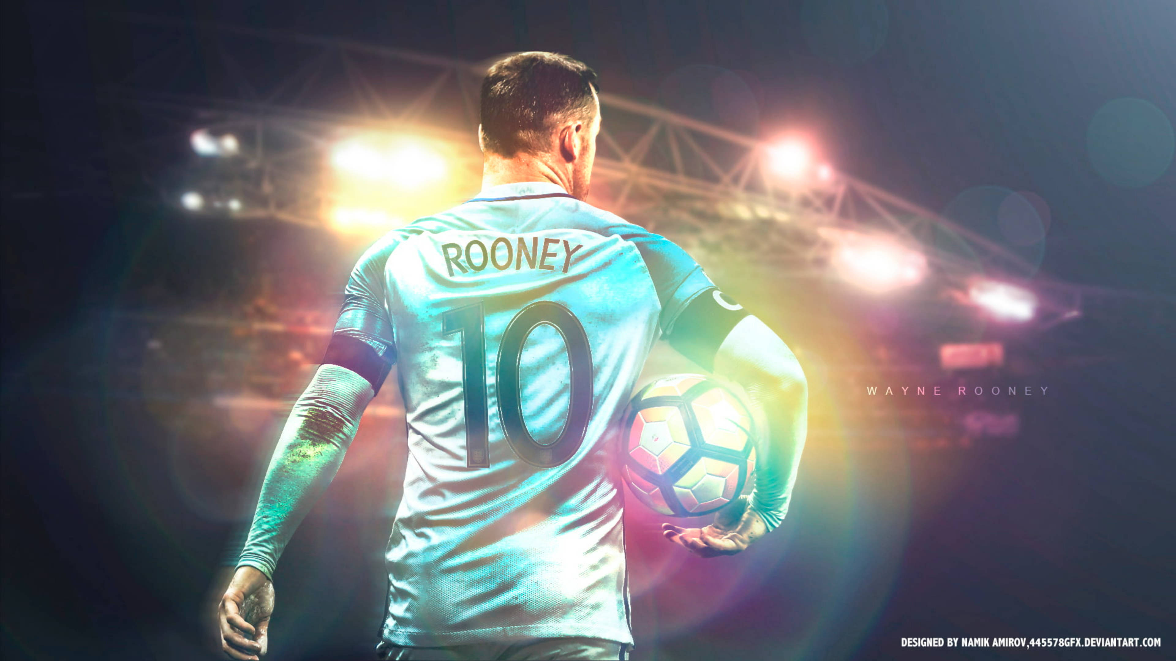 Rooney 桌布 壁紙 — 一名身穿淺藍色球衣、背號10號、名字為魯尼的足球員，在球場燈光下拿著球走開。
