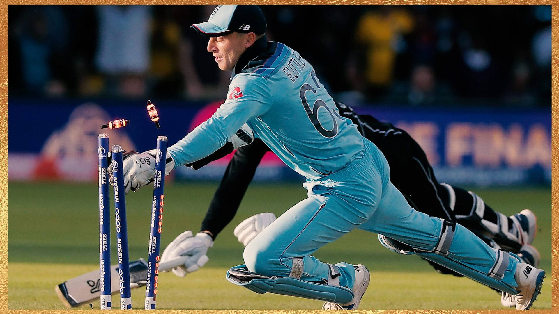 jos buttler 桌布 壁紙 — 一名身穿淺藍色球衣的板球運動員在比賽中低身撲向三柱門附近截球。