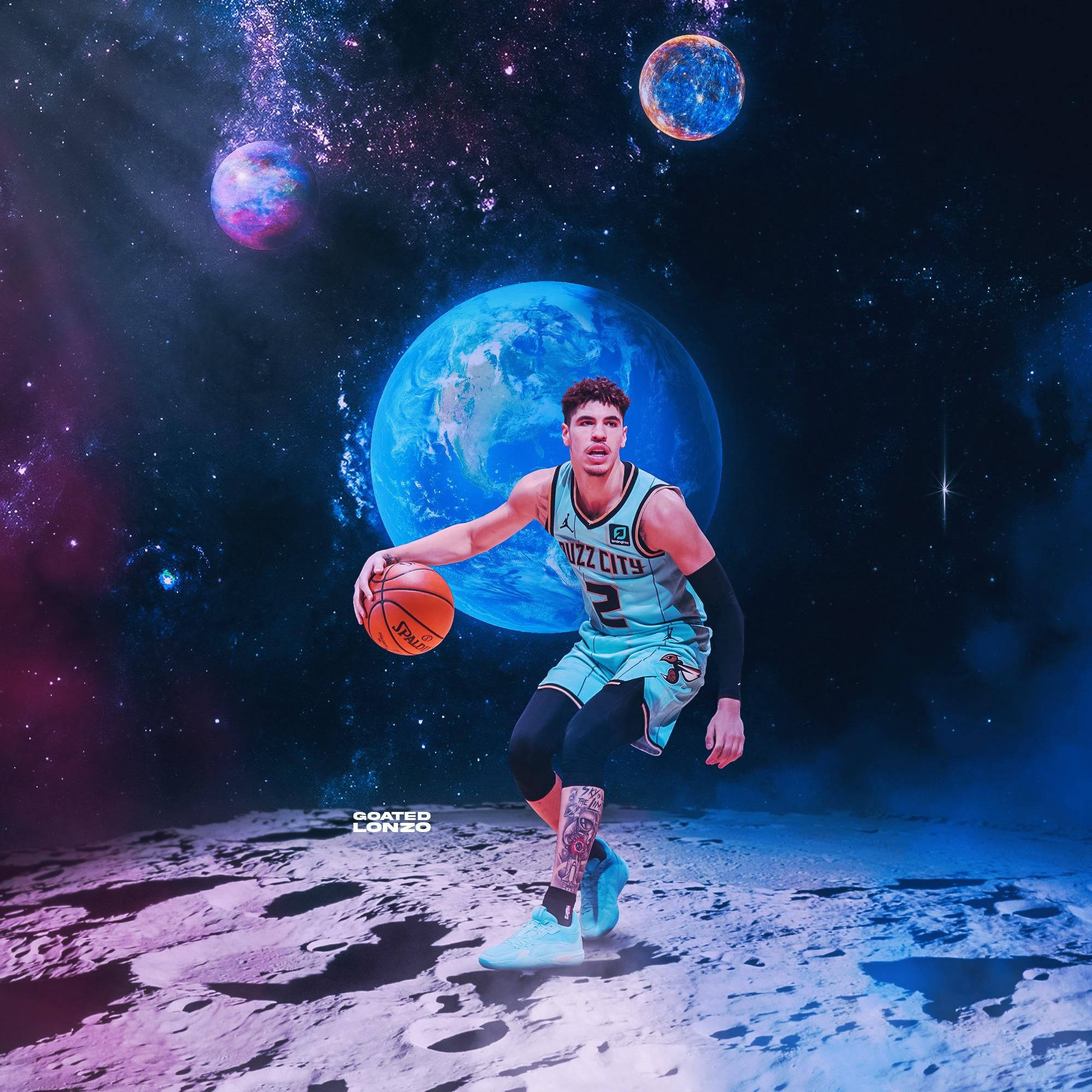 ball 桌布 壁紙 — 一名身穿淺藍色球衣的籃球運動員在月球般的表面上運球，地球和色彩繽紛的行星漂浮在星光燦爛的宇宙背景中。