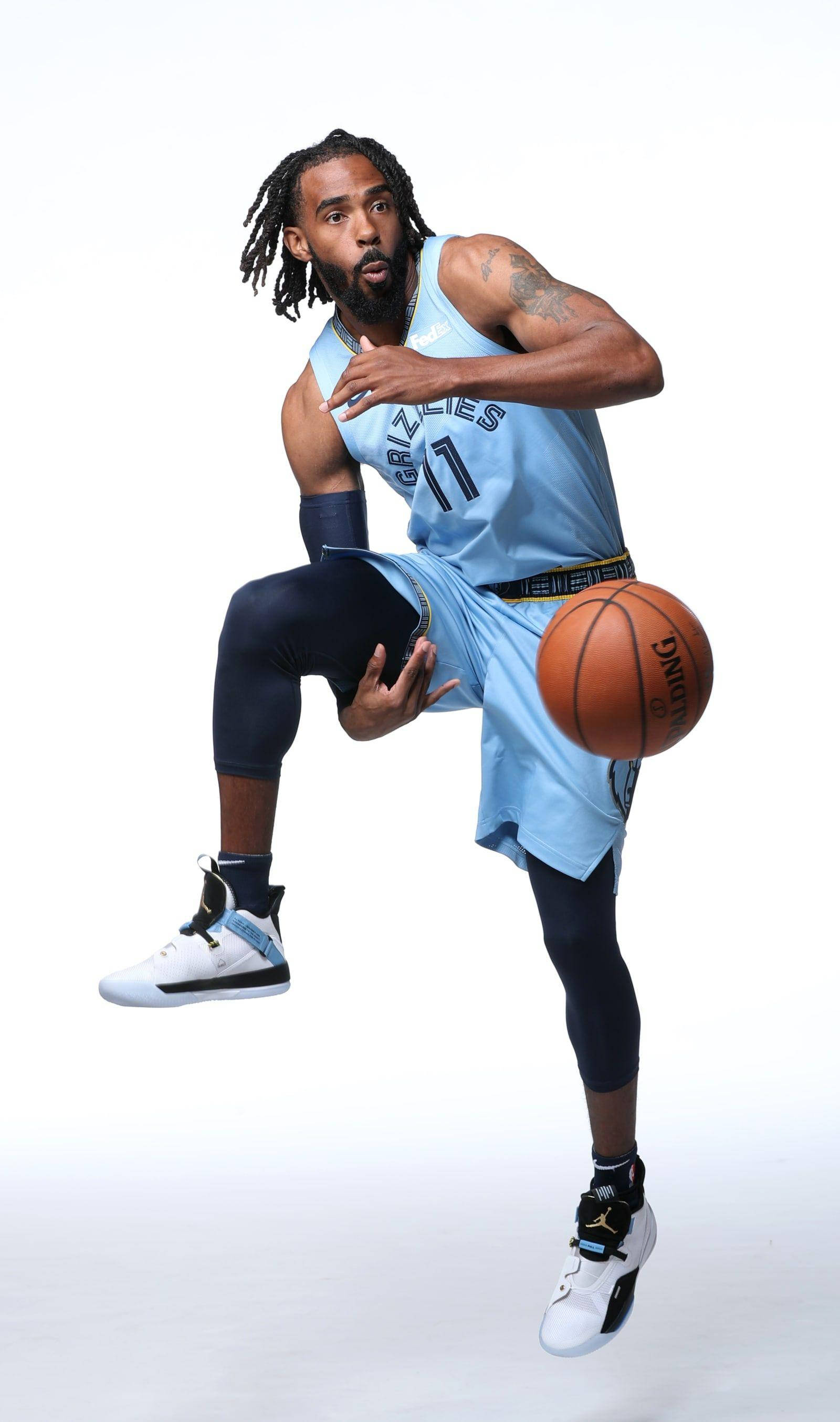 mike conley 桌布 壁紙 — 一名身穿淺藍色球衣的籃球運動員在純白色背景前跳起，手持籃球。