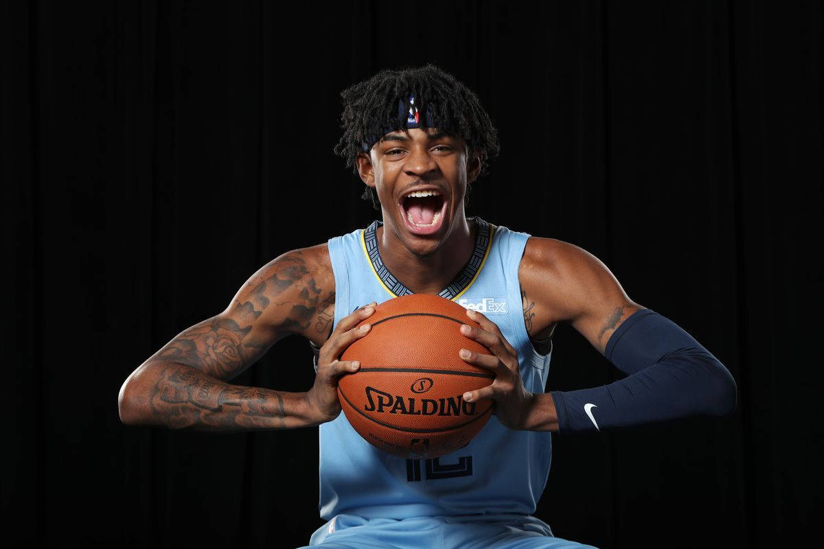 籃球運動員在攝影棚內手持Spalding籃球笑著。 — Ja Morant 動圖 壁紙