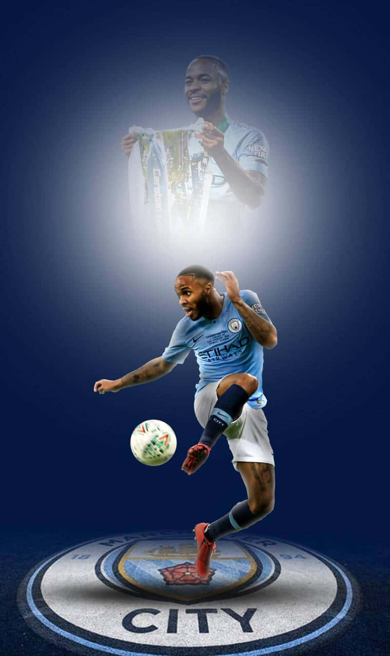 Sterling 桌布 壁紙 — 一名身穿淺藍色球衣的足球員在發光的曼城標誌上方踢球，身後有一個半透明的持獎盃身影。