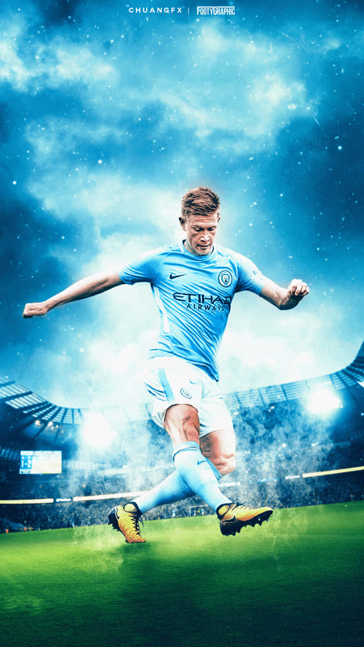 Android Football 桌布 壁紙 — 一名身穿淺藍色球衣的足球運動員在戲劇性的星空下，於充滿活力的綠色球場上動態跳躍。