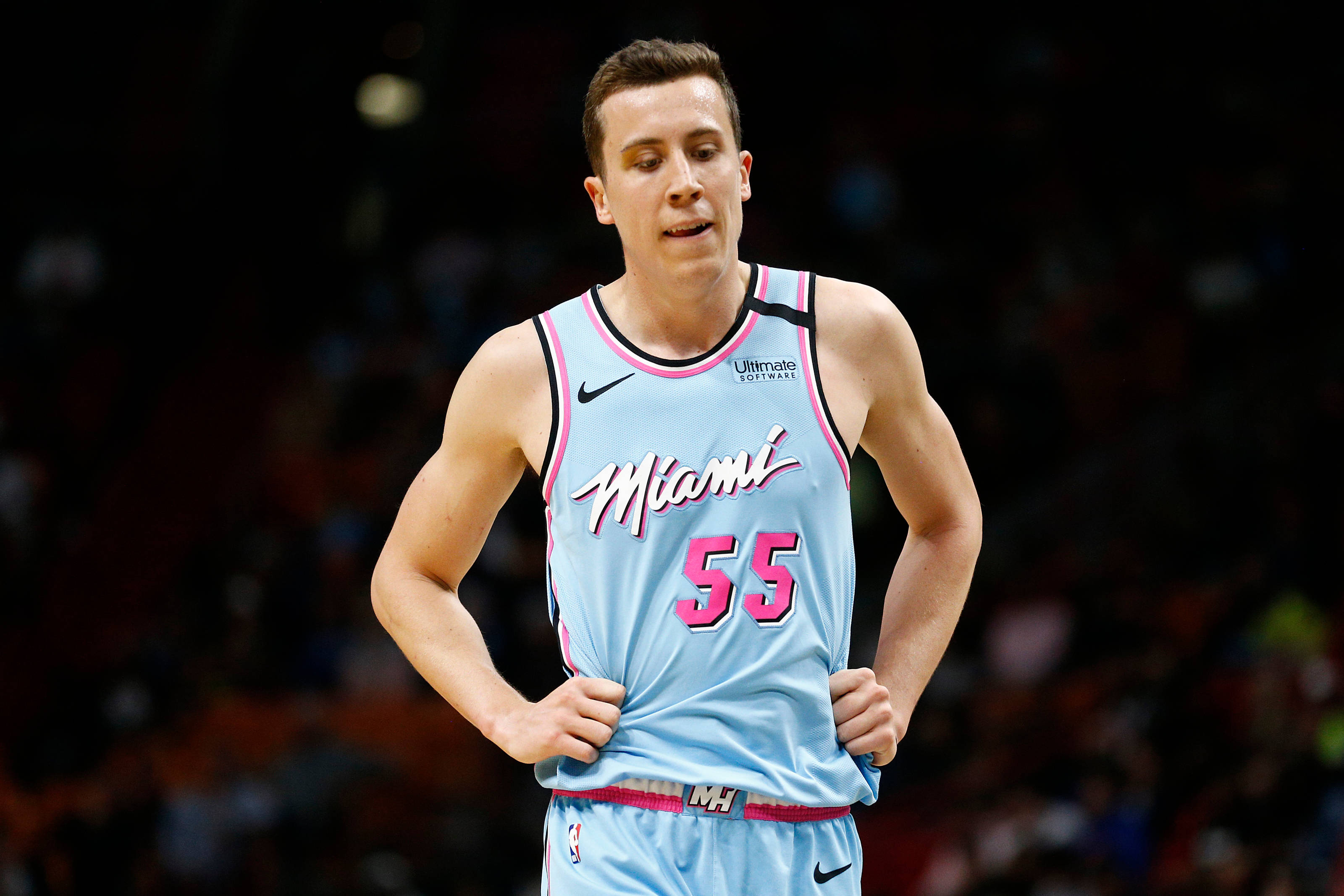 duncan robinson 桌布 壁紙 — 一名身穿淺藍色邁阿密球衣、帶有粉紅色點綴的籃球運動員在比賽中雙手叉腰站立。