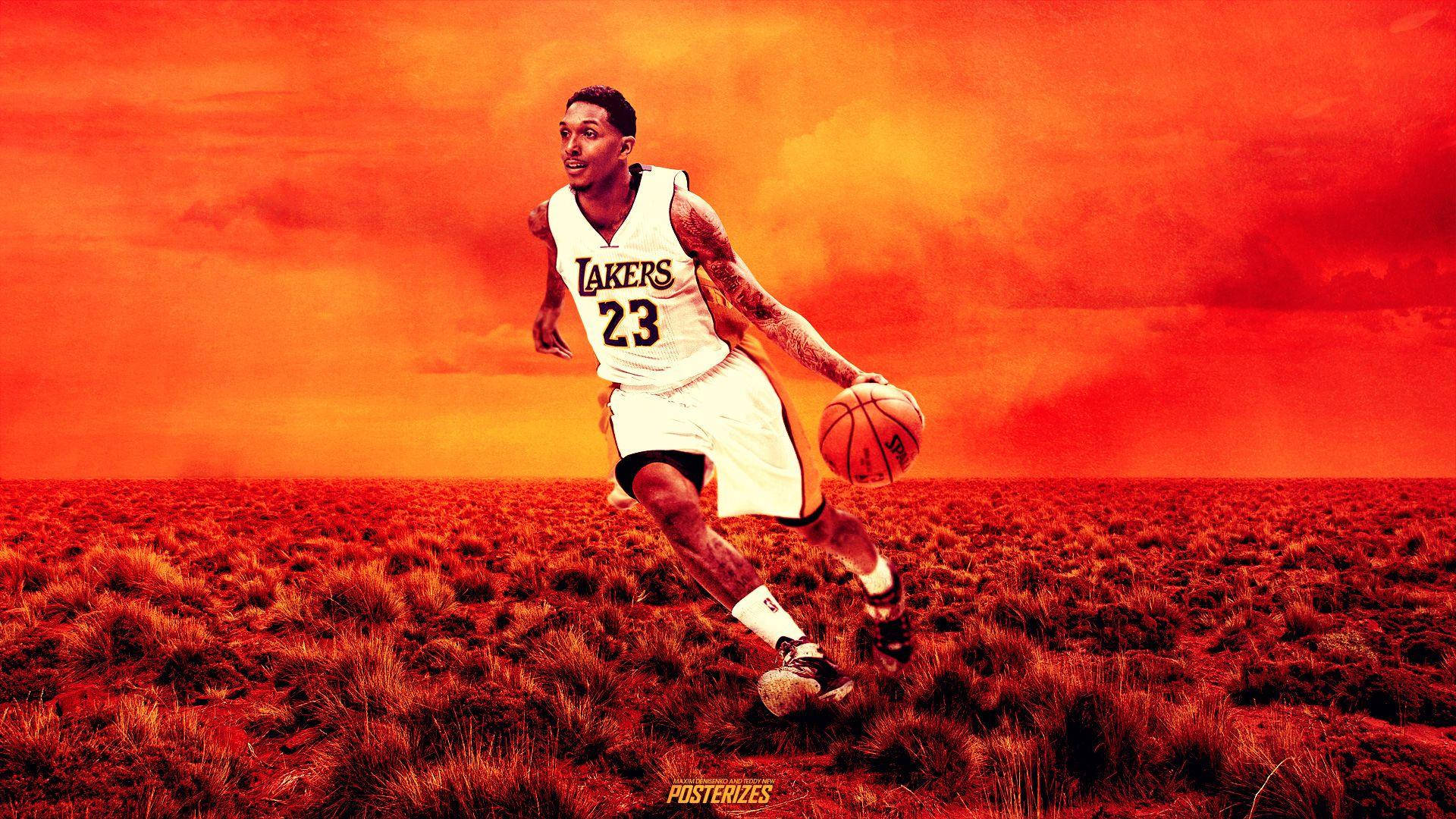 Lou Williams 桌布 壁紙 — 一名身穿湖人球衣的籃球運動員在戲劇性的日落天空下，於火熱的橙色場地上運球。