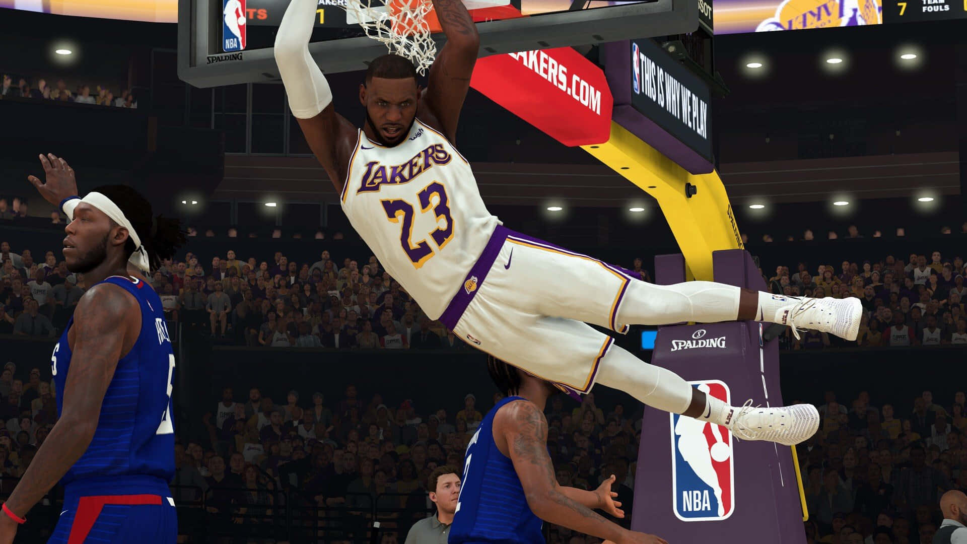 NBA 2k20 桌布 壁紙 — 一名身穿湖人球衣的籃球運動員在擠滿球迷的場館中灌籃。