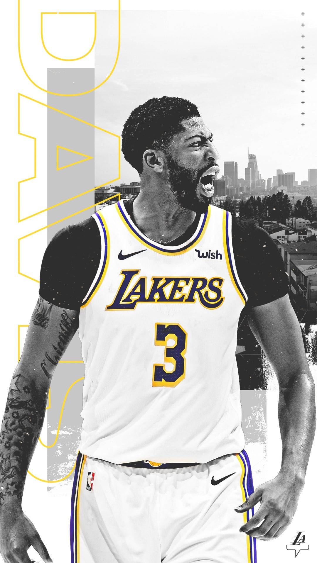 Anthony Davis 桌布 壁紙 — 一名身穿湖人隊球衣的籃球運動員在城市天際線背景下激烈咆哮。