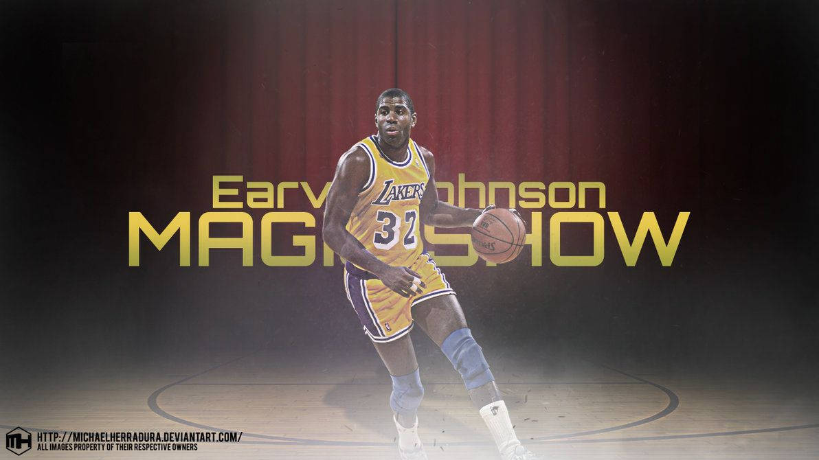 Magic Johnson 桌布 壁紙 — 一名身穿湖人隊球衣的籃球運動員在戲劇性的舞台燈光下運球，身後有粗體黃色文字。