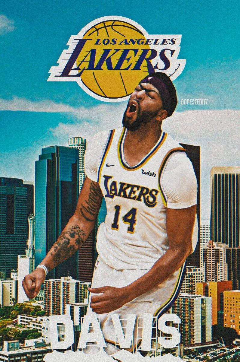 Anthony Davis 桌布 壁紙 — 一名身穿湖人隊球衣的籃球運動員在洛杉磯天際線背景下勝利地咆哮。