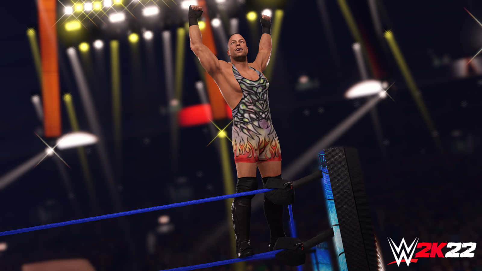 WWE 桌布 壁紙 — 一名身穿火焰圖案緊身衣的摔角手，在明亮的場館燈光下，勝利地站在摔角擂台的角柱上。