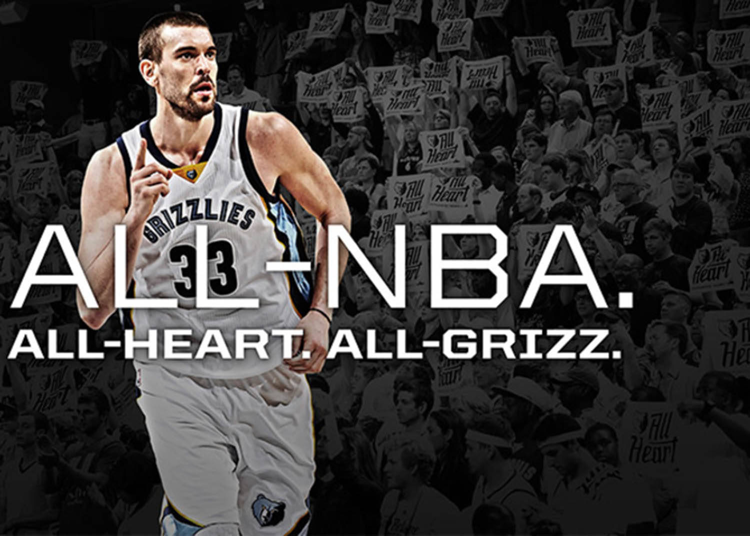 Marc Gasol 桌布 壁紙 — 一名身穿灰熊隊球衣的籃球運動員充滿力量地向前奔跑，身後的人群舉著「All Heart」標語牌。