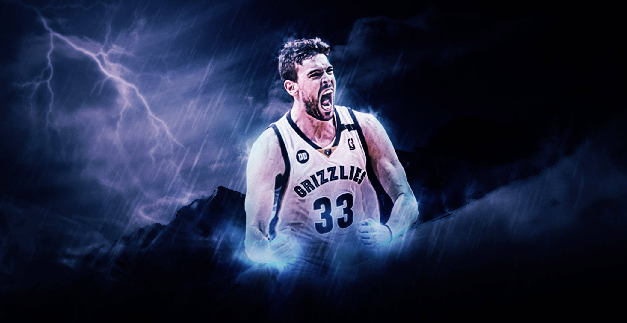 Marc Gasol 桌布 壁紙 — 一名身穿灰熊隊球衣的籃球運動員在雷電交加的暴風雨背景下猛烈咆哮。