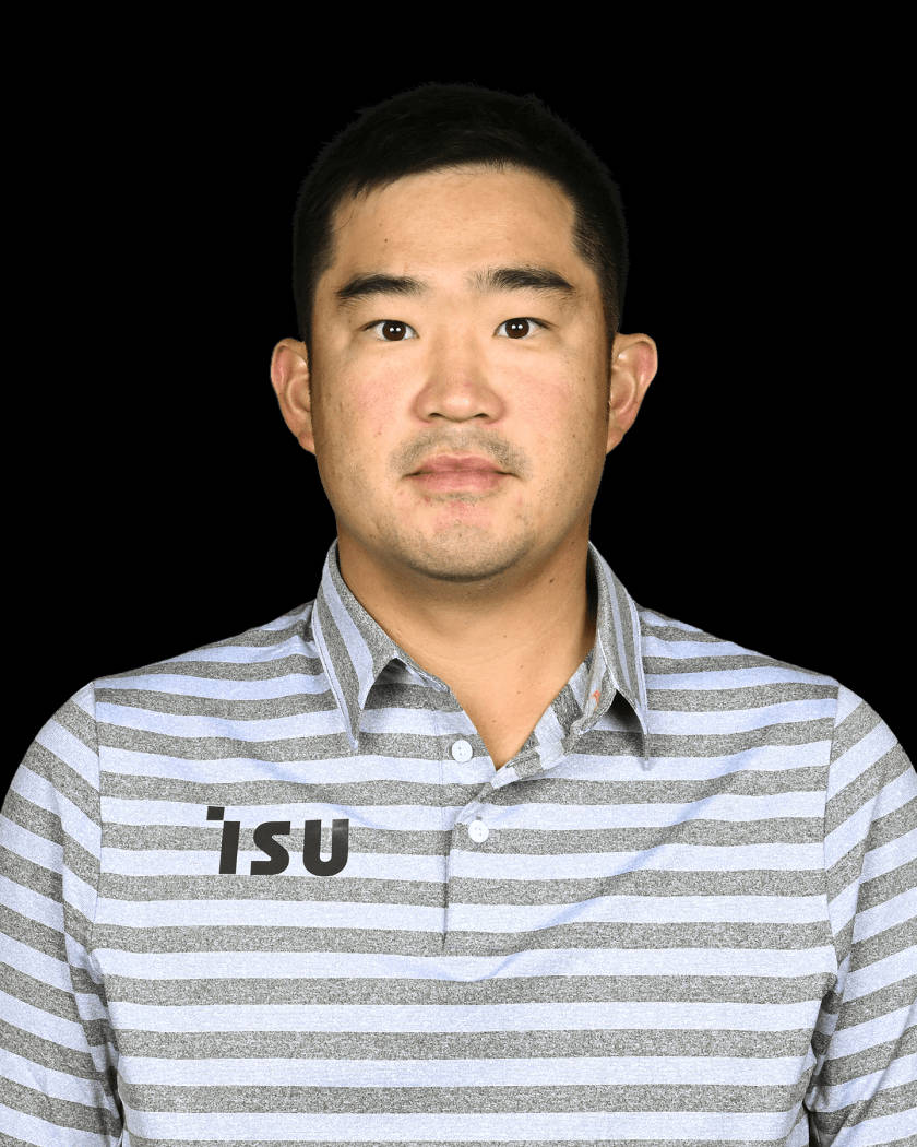高爾夫 桌布 壁紙 — 一名身穿灰白條紋Polo衫、帶有'ISU'標誌的男子站在純黑色背景前。
