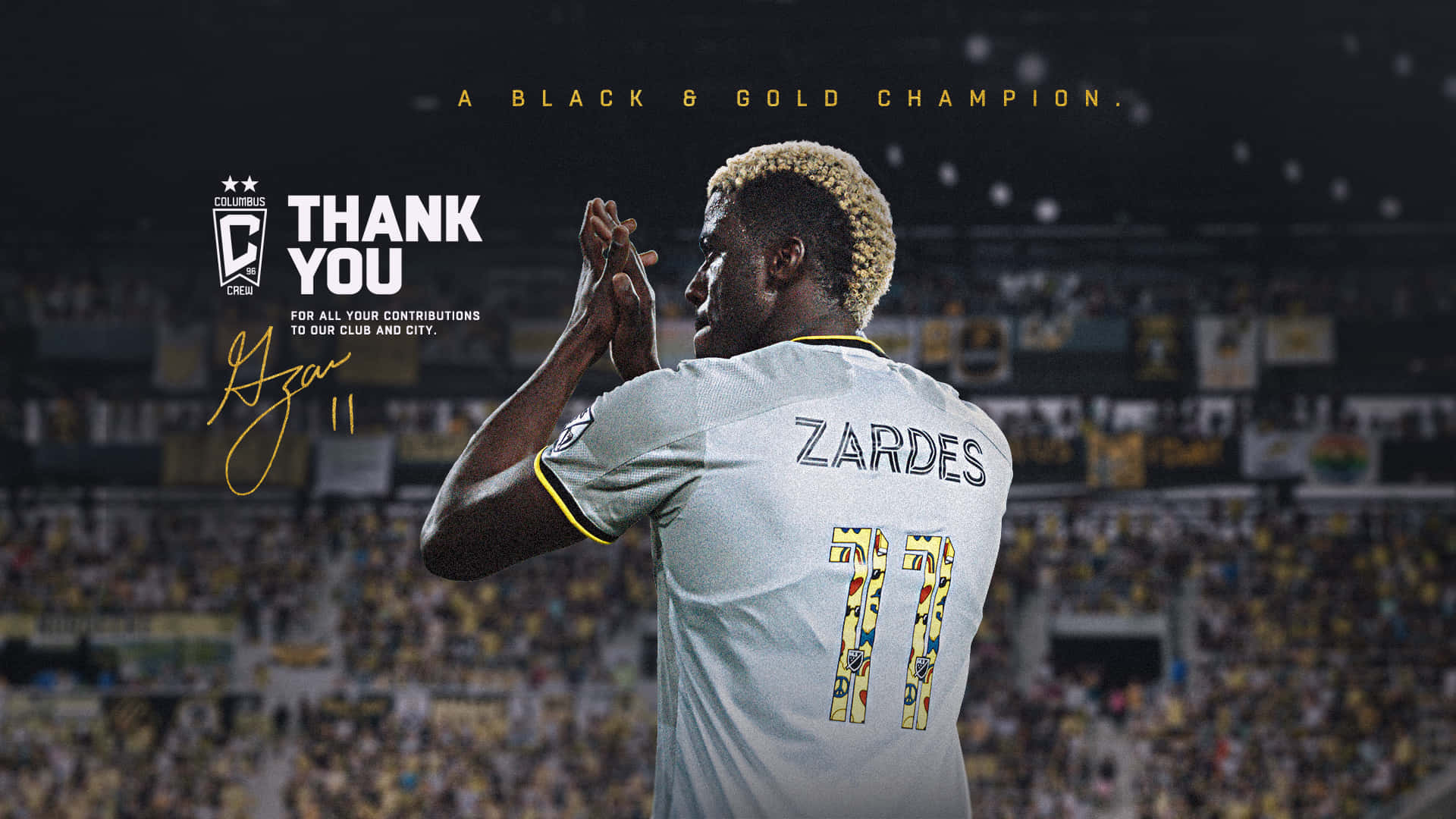 Columbus Crew 桌布 壁紙 — 一名身穿灰色11號球衣的足球運動員在燈光璀璨、球迷滿座的體育館中鼓掌。
