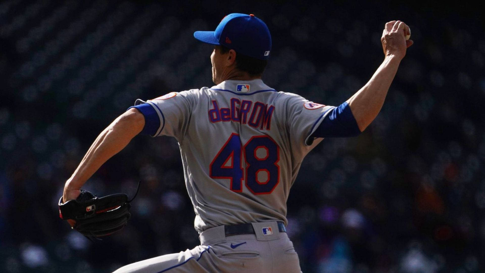 Degrom 桌布 壁紙 — 一名身穿灰色大都會隊48號球衣的棒球投手在球場燈光下準備投球。