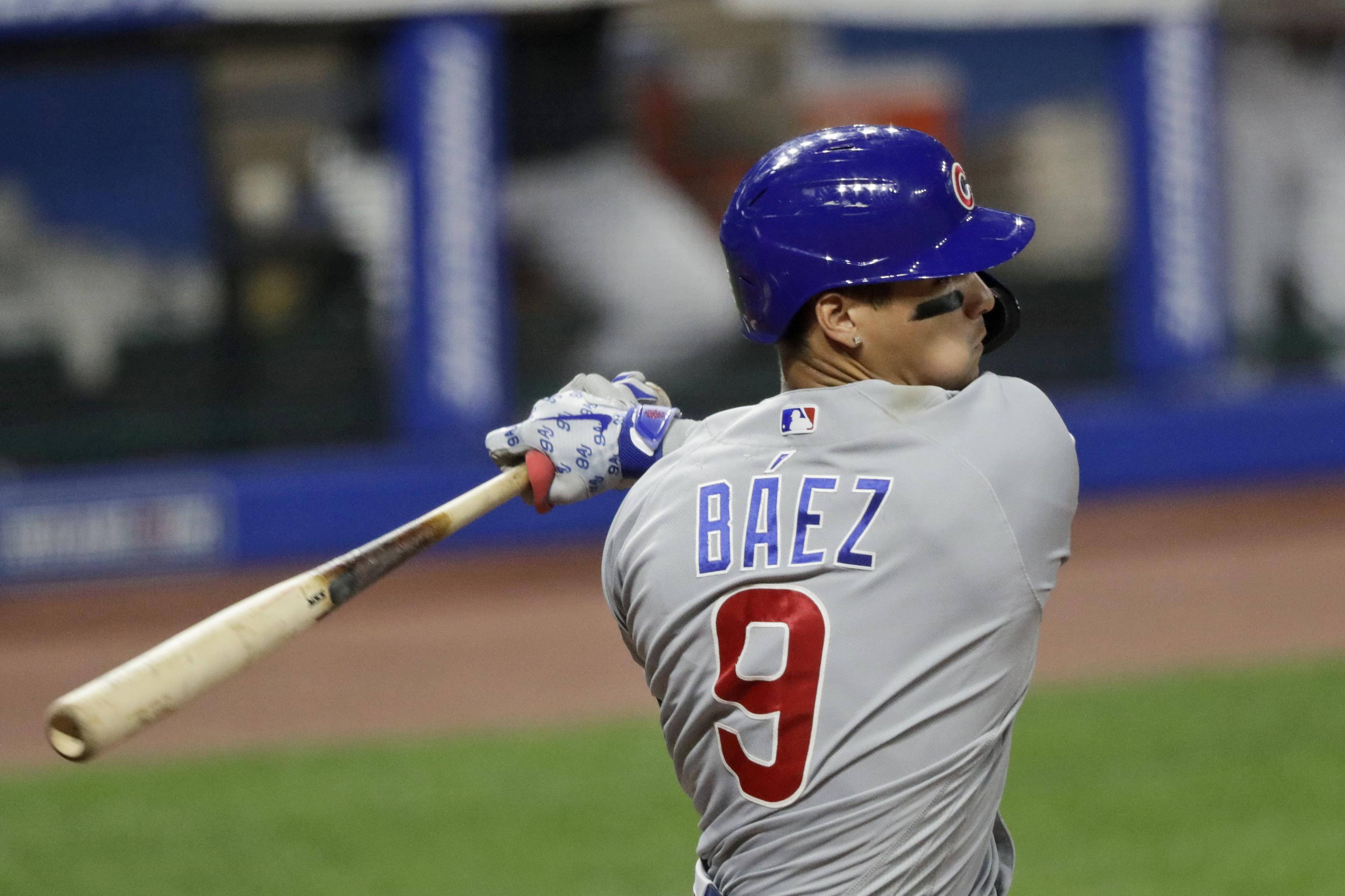 Baez 桌布 壁紙 — 一名身穿灰色球衣、背上印有Baez名字和9號的棒球運動員，在球場燈光下的夜間比賽中揮棒。