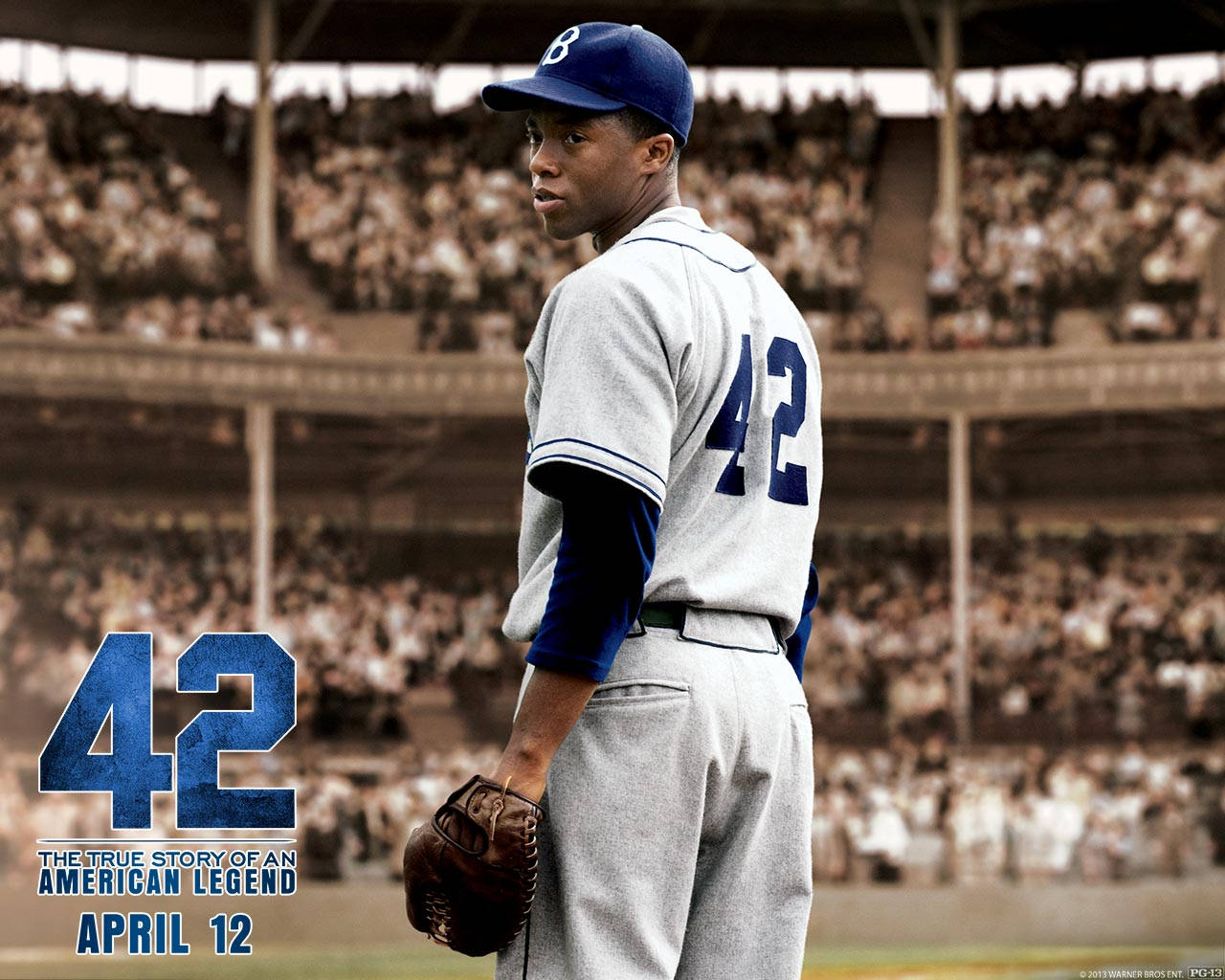Jackie 桌布 壁紙 — 一名身穿灰色球衣、背號42的棒球選手在明亮的日光下站在球場上，面對座無虛席的體育場。