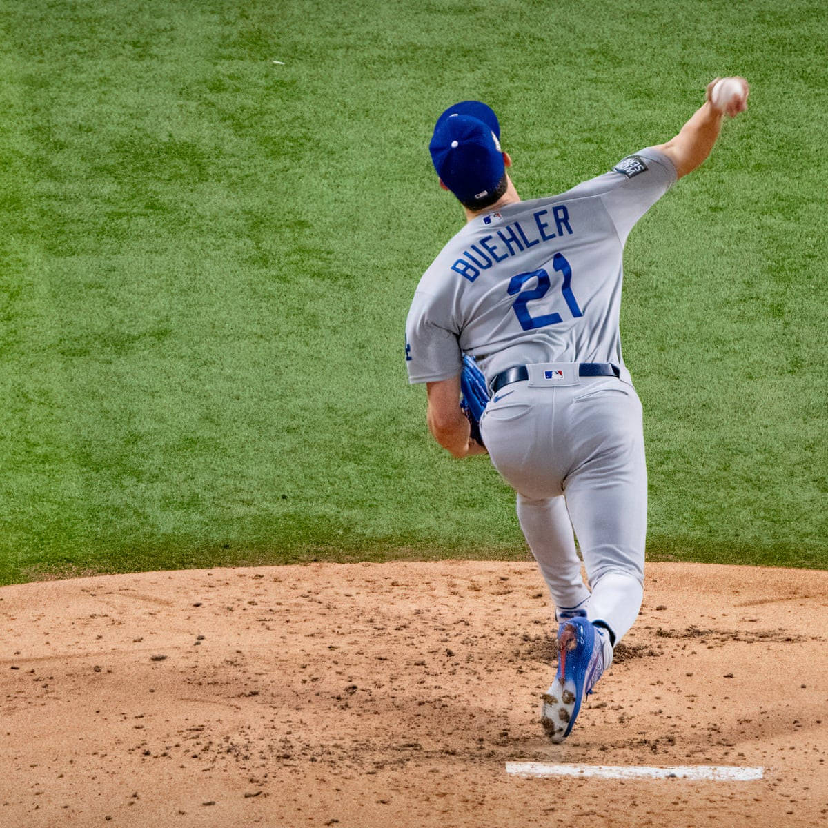 walker buehler 桌布 壁紙 — 一名身穿灰色球衣、藍色21號及名字Buchler的棒球投手，在陽光照耀的投手丘上正在投球。