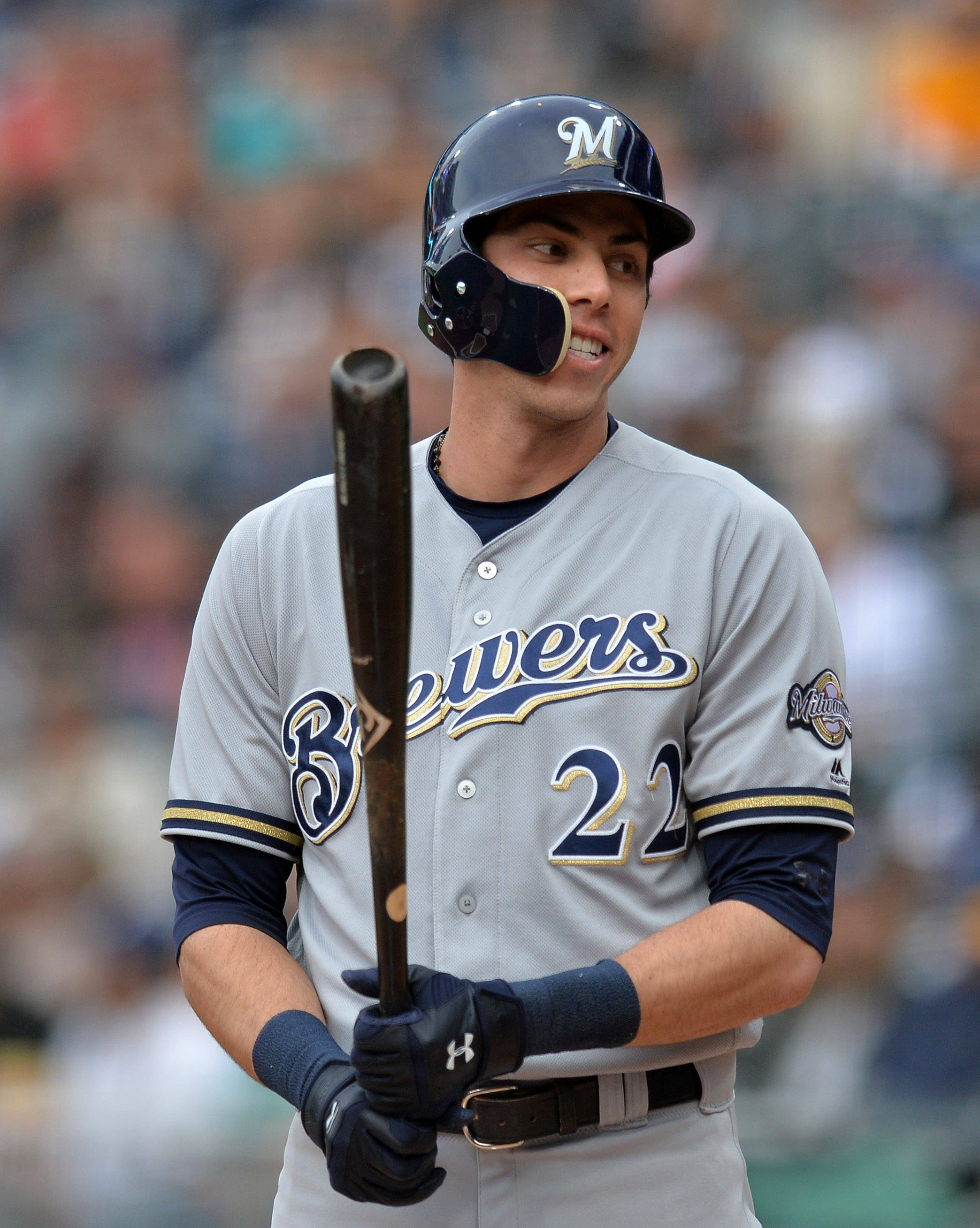 Brewers 桌布 壁紙 — 一名身穿灰色球衣的密爾瓦基釀酒人棒球選手在日間比賽中專注地握著球棒。