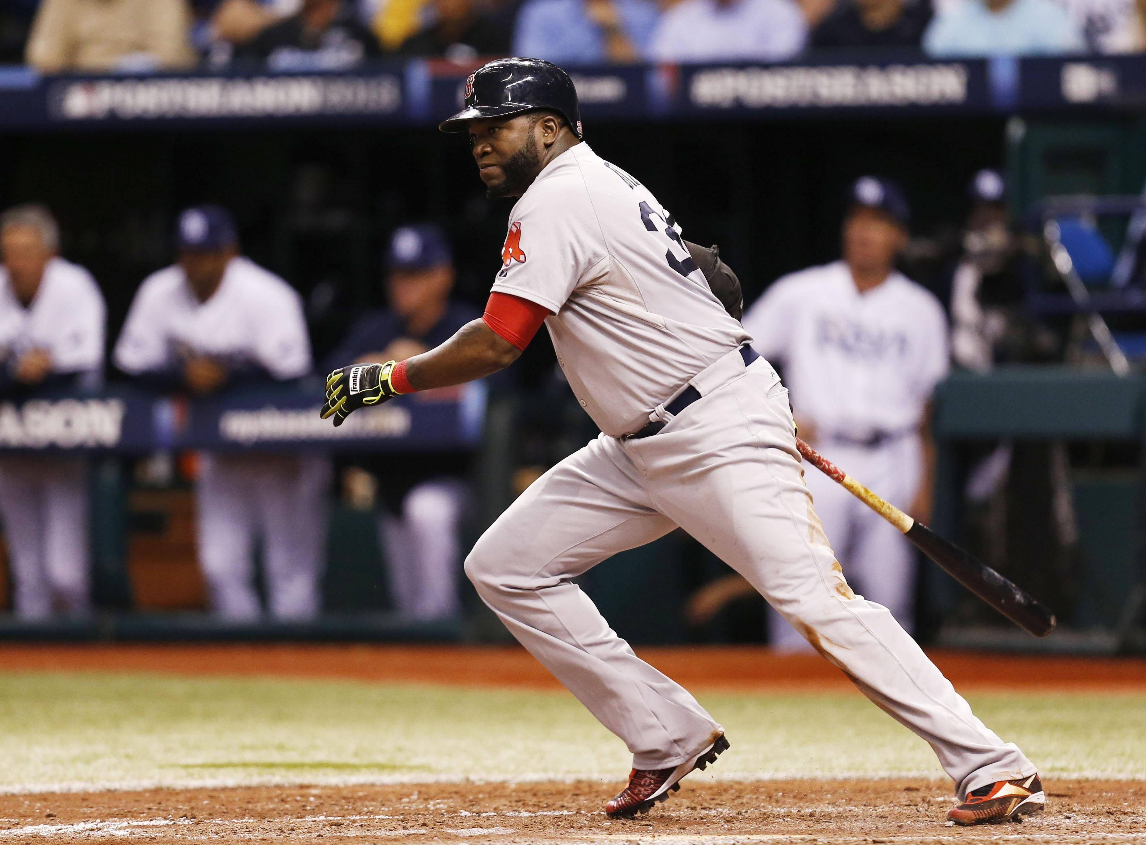 Boston Red Sox 桌布 壁紙 — 一名身穿灰色球衣的棒球選手在球場燈光下的夜間比賽中，專注地揮動球棒。