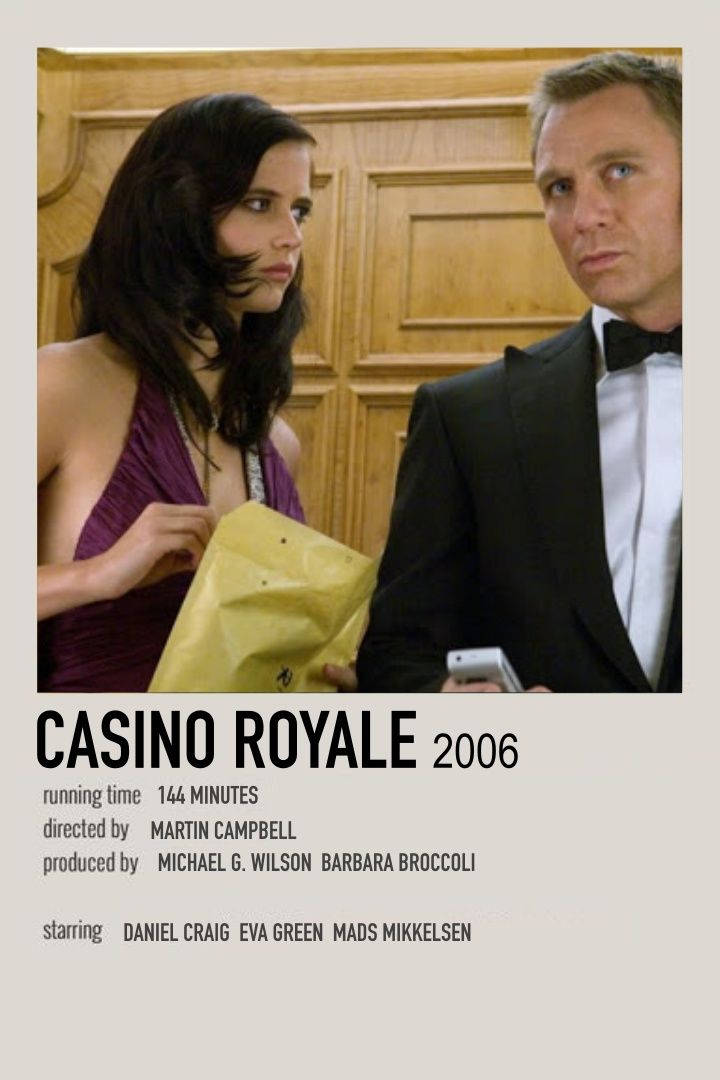 Daniel Craig 桌布 壁紙 — 一名身穿燕尾服的男子和一名身穿紫色連衣裙的女子緊張地站在木門旁，手持一個黃色信封。