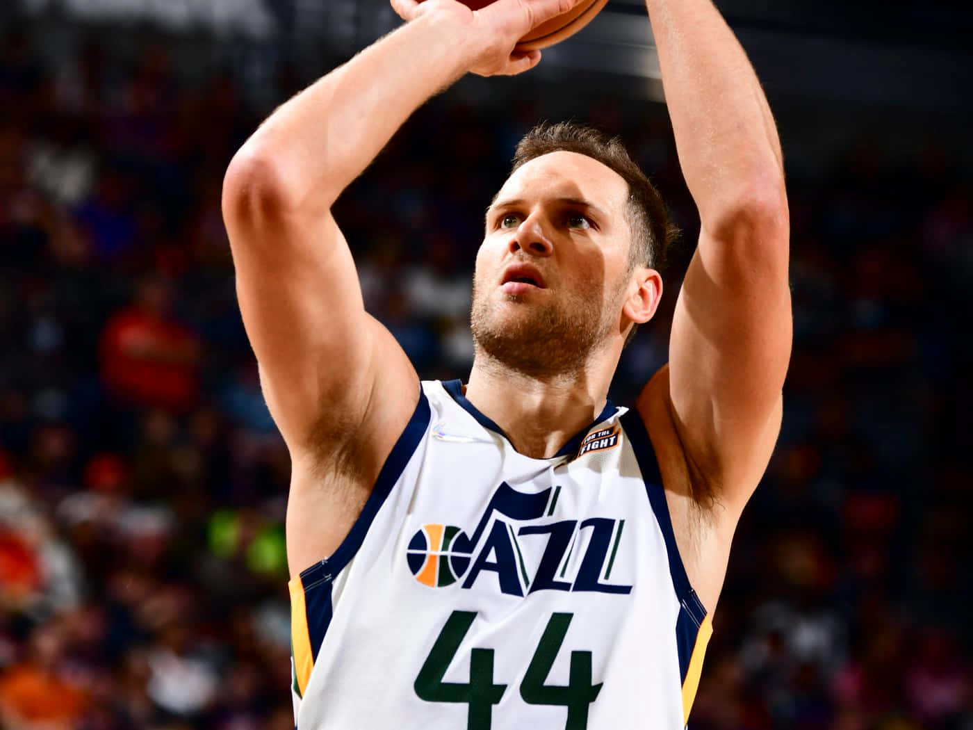 NBA 桌布 壁紙 — 一名身穿爵士隊球衣的籃球運動員在場館燈光下準備投籃，專注力極強。