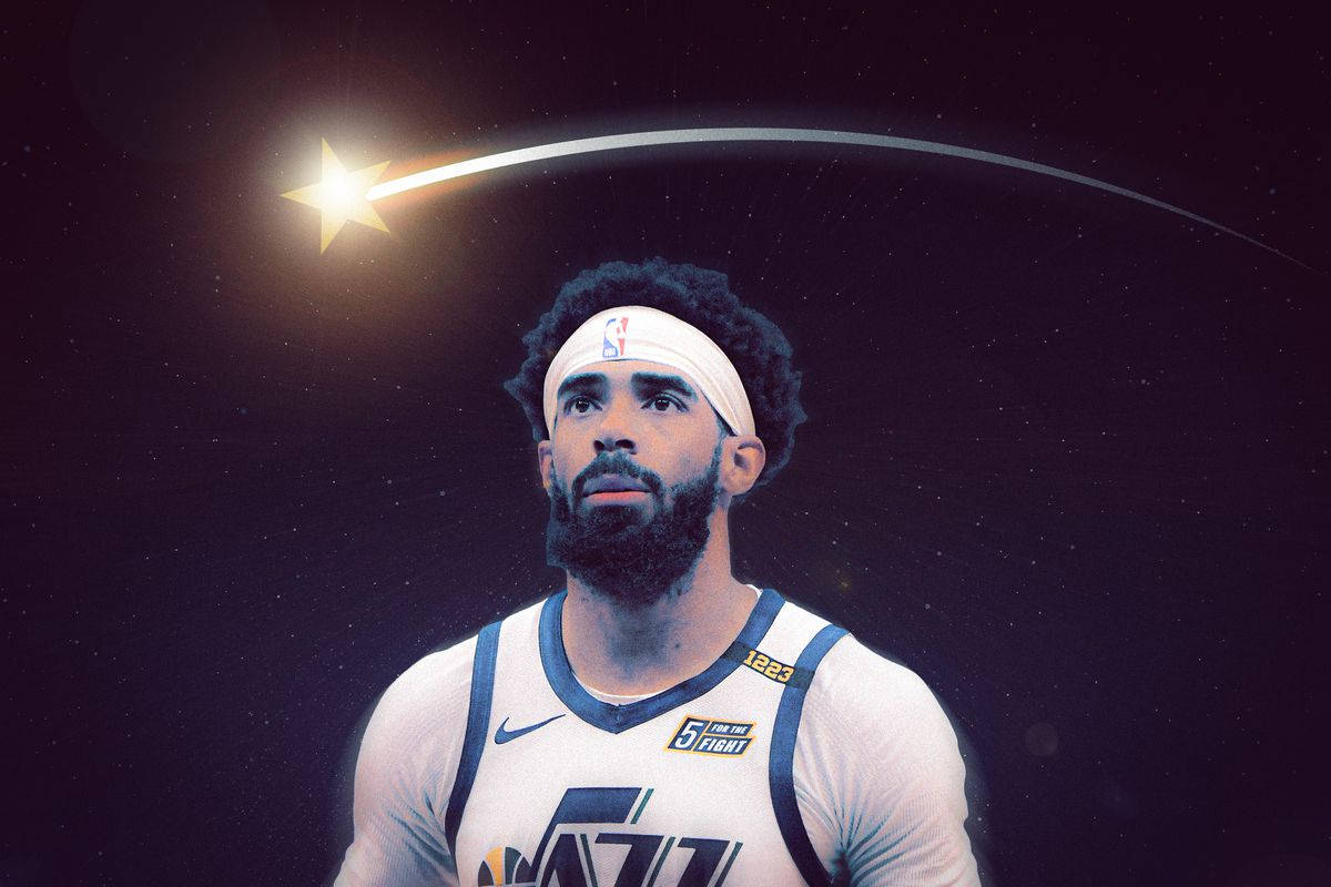 mike conley 桌布 壁紙 — 一名身穿爵士隊球衣的籃球運動員抬頭仰望，一顆明亮的流星劃過繁星點點的夜空。