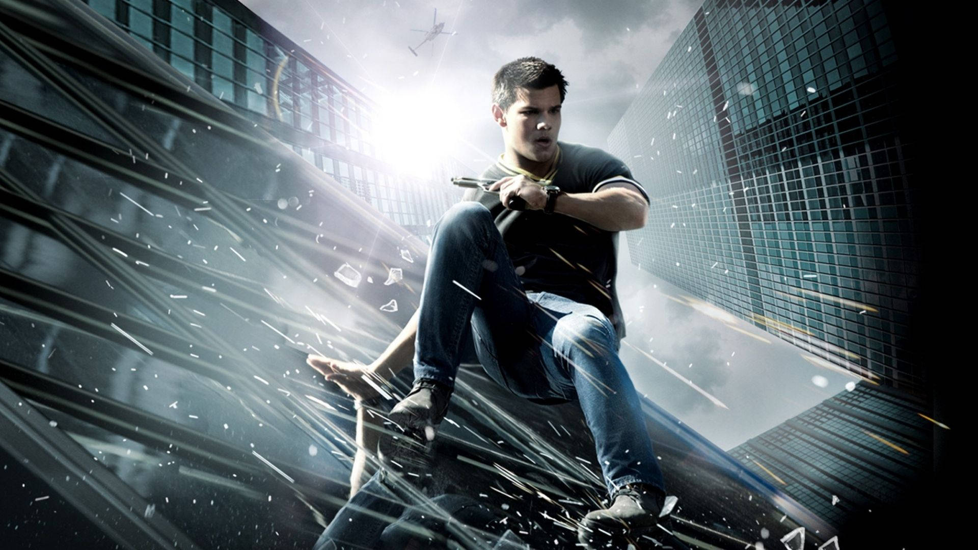 Taylor Lautner 桌布 壁紙 — 一名身穿牛仔褲和T恤的男子在暴風雨的城市天際線中蹲在破碎的玻璃屋頂上，頭頂有一架直升機。