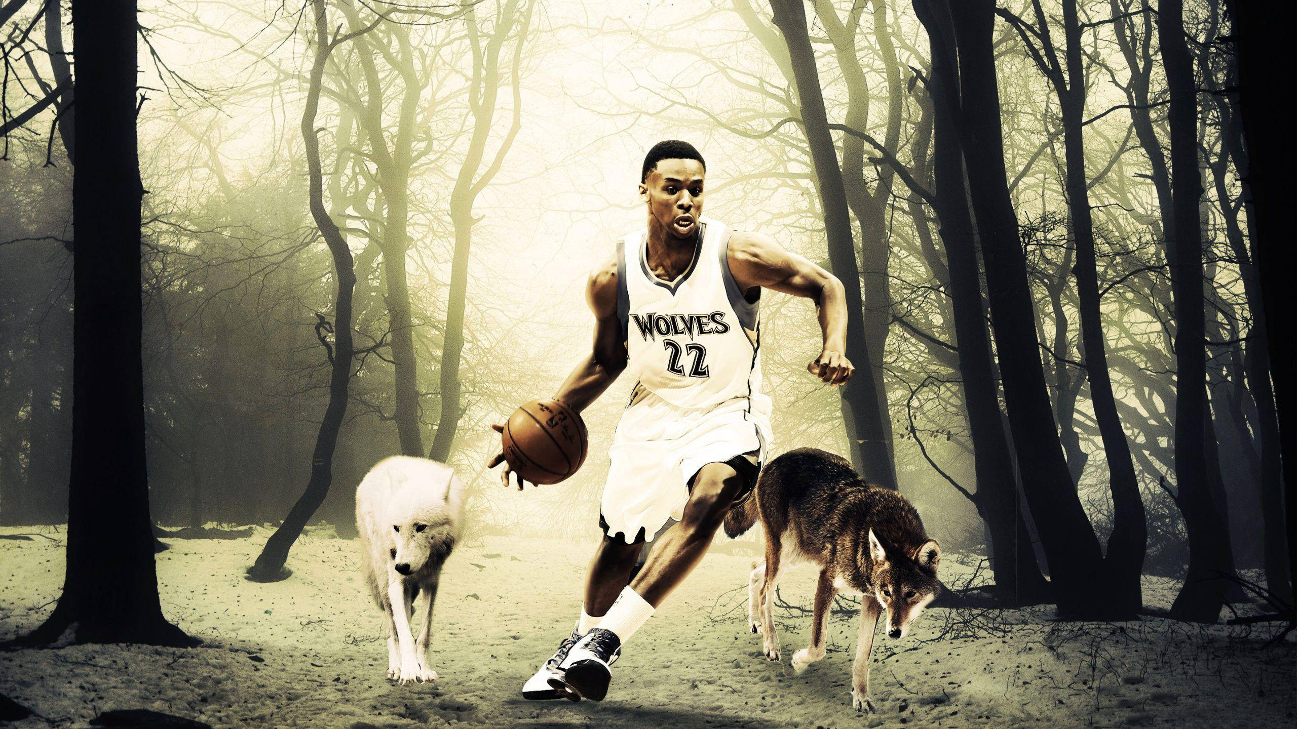 Andrew Wiggins 桌布 壁紙 — 一名身穿狼隊球衣的籃球運動員在迷霧森林中運球，兩旁有兩隻狼。