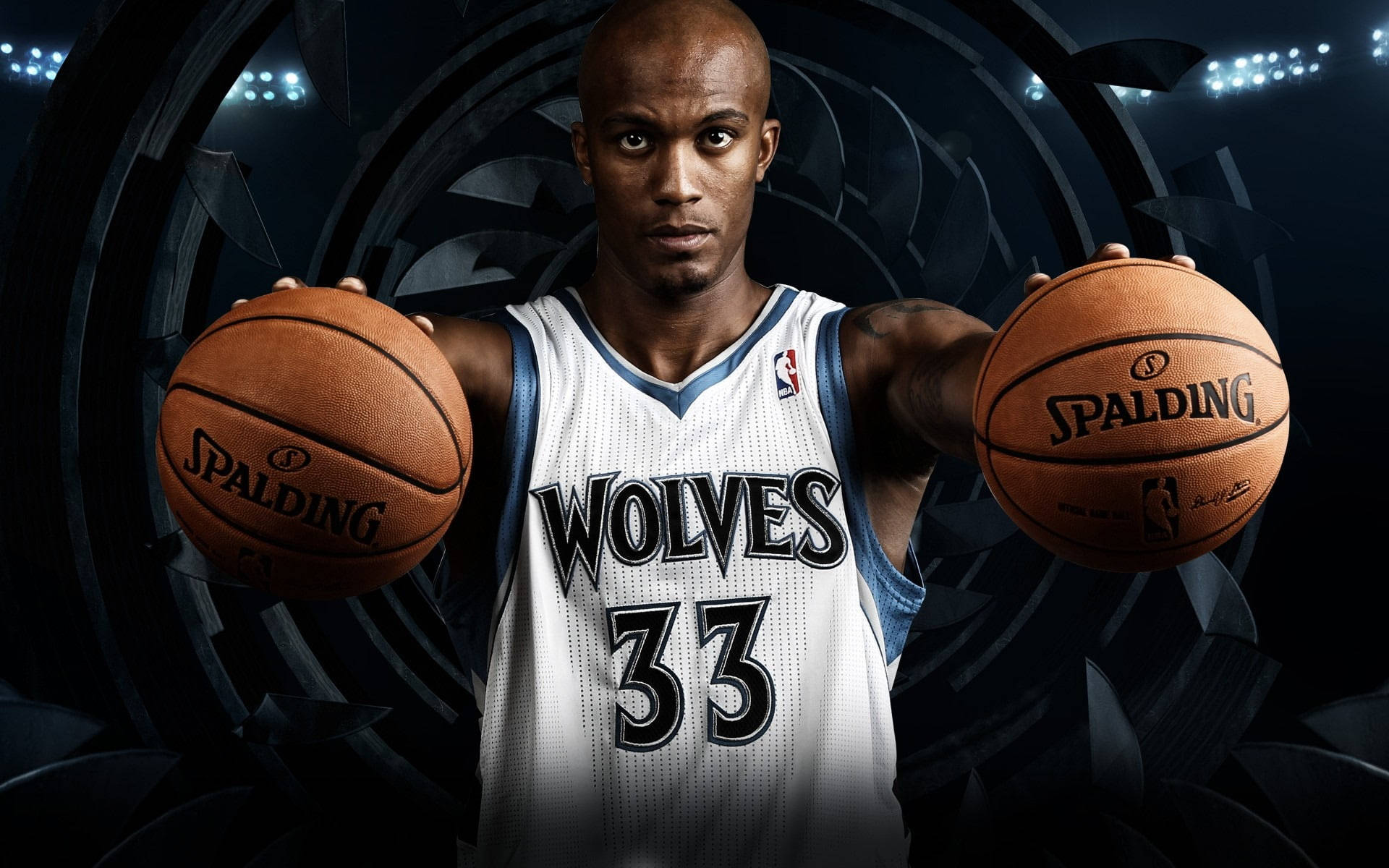 Timberwolves 桌布 壁紙 — 一名身穿狼隊球衣的籃球運動員在黑暗的體育館背景下，手持兩個Spalding籃球，周圍有發光的燈光。
