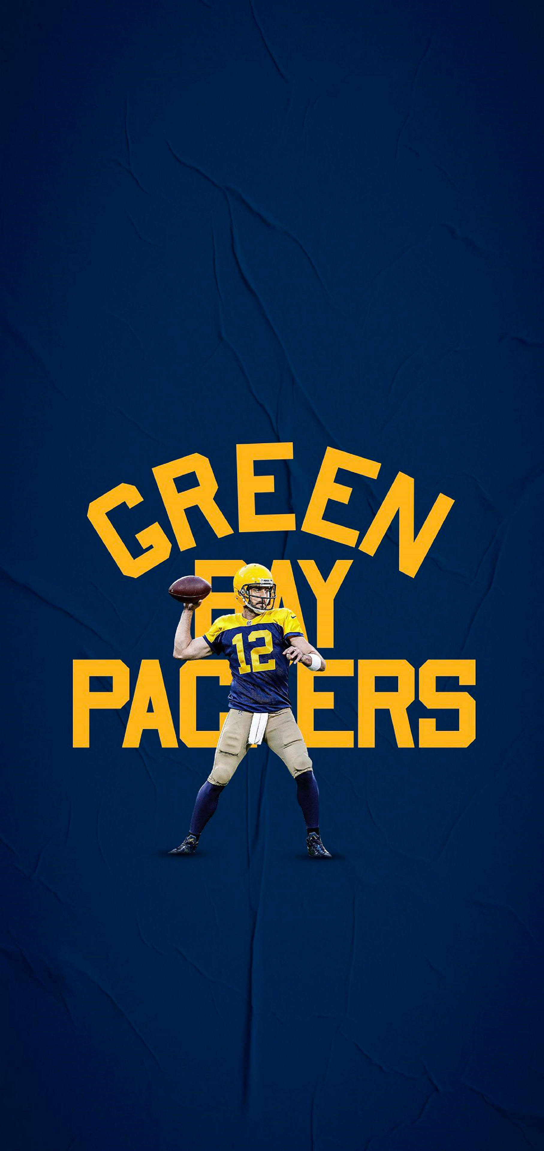 Aaron Rodgers 桌布 壁紙 — 一名身穿球衣的綠灣包裝工美式足球員在深藍色皺褶布料背景上，手持一個美式足球，並有粗體黃色球隊文字。