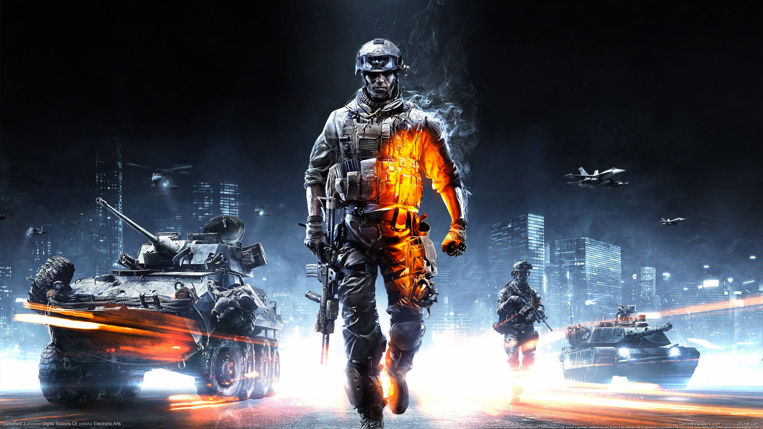 Battlefield 3 桌布 壁紙 — 一名身穿發光橙色盔甲的士兵在黑暗的城市街道上前行，背景中裝甲車和戰鬥機正在交戰。