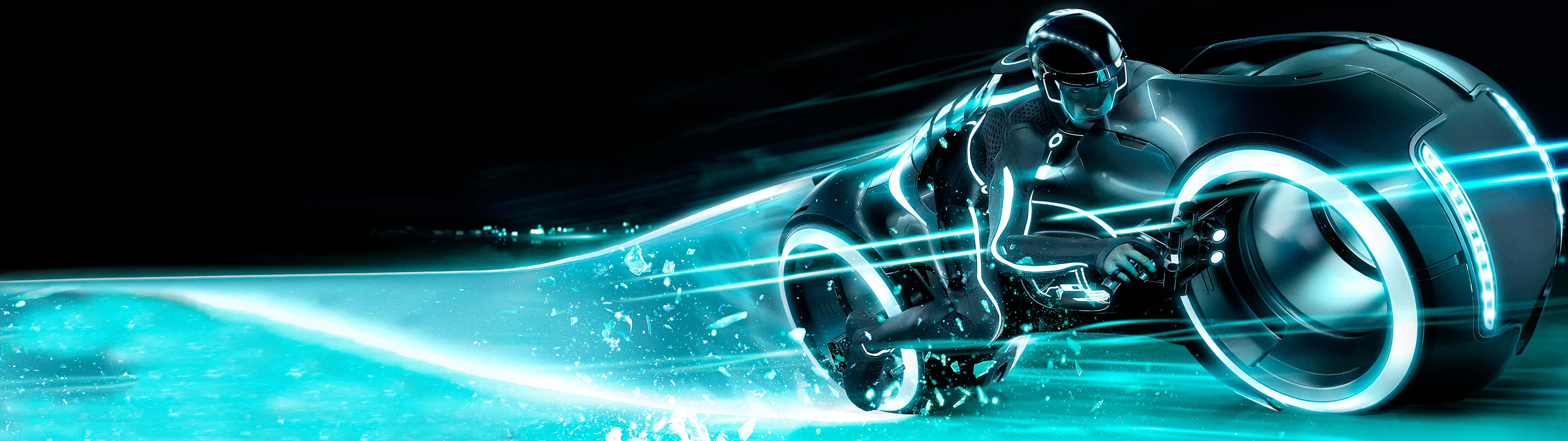 機車 桌布 壁紙 — 一名身穿發光藍色套裝的騎士在夜間駕駛未來風格的發光摩托車，在霓虹燈照亮的水面上奔馳。