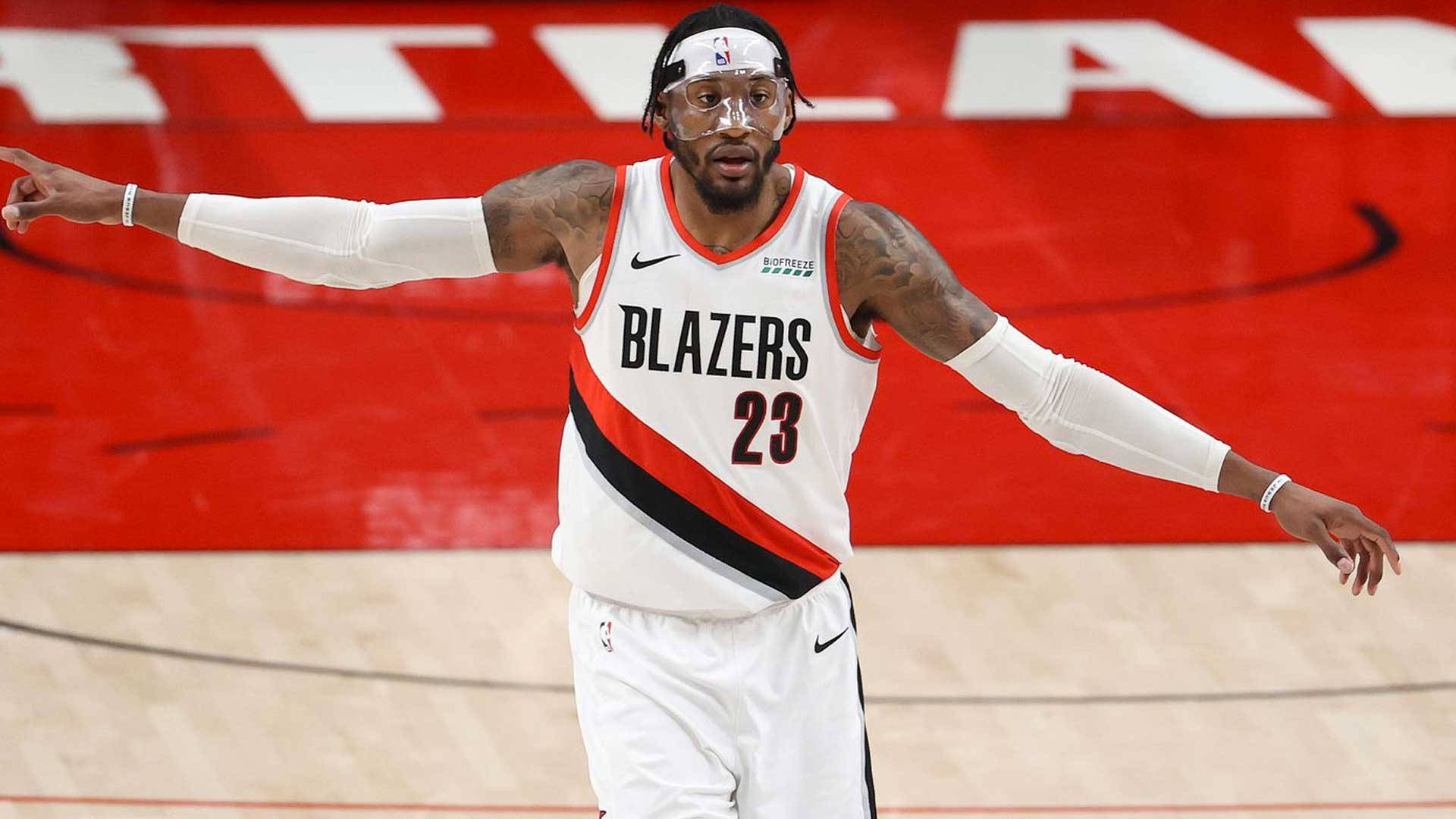 robert covington 桌布 壁紙 — 一名身穿白色 Blazers 球衣、號碼 23 的籃球運動員在紅色背景的球場上激動地做手勢。