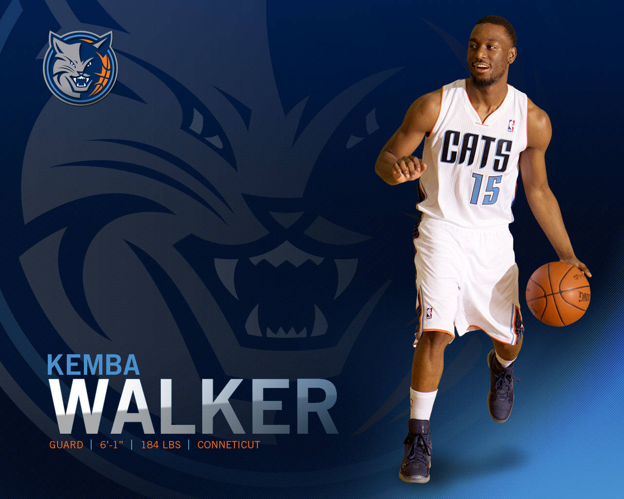 Kemba Walker 桌布 壁紙 — 一名身穿白色「CATS」球衣的籃球運動員在藍色背景上運球，背景有一個大型貓標誌。