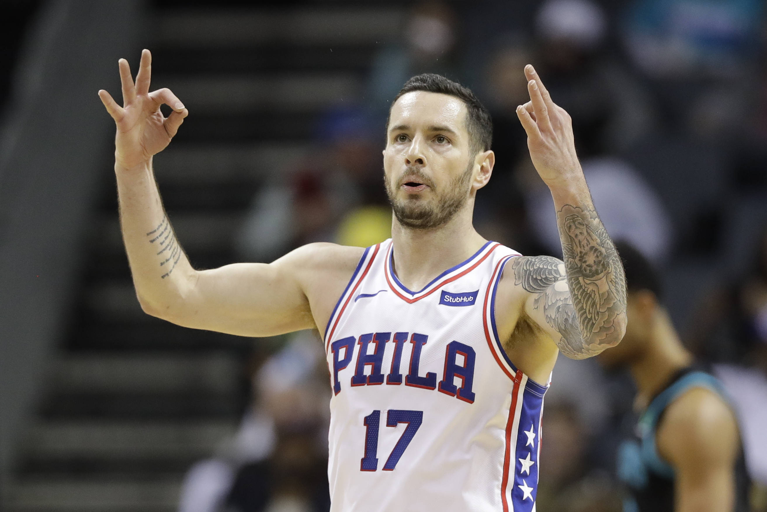 Jj Redick 桌布 壁紙 — 一名身穿白色「PHILA」球衣、背號17的籃球運動員在室內比賽中雙手做手勢。